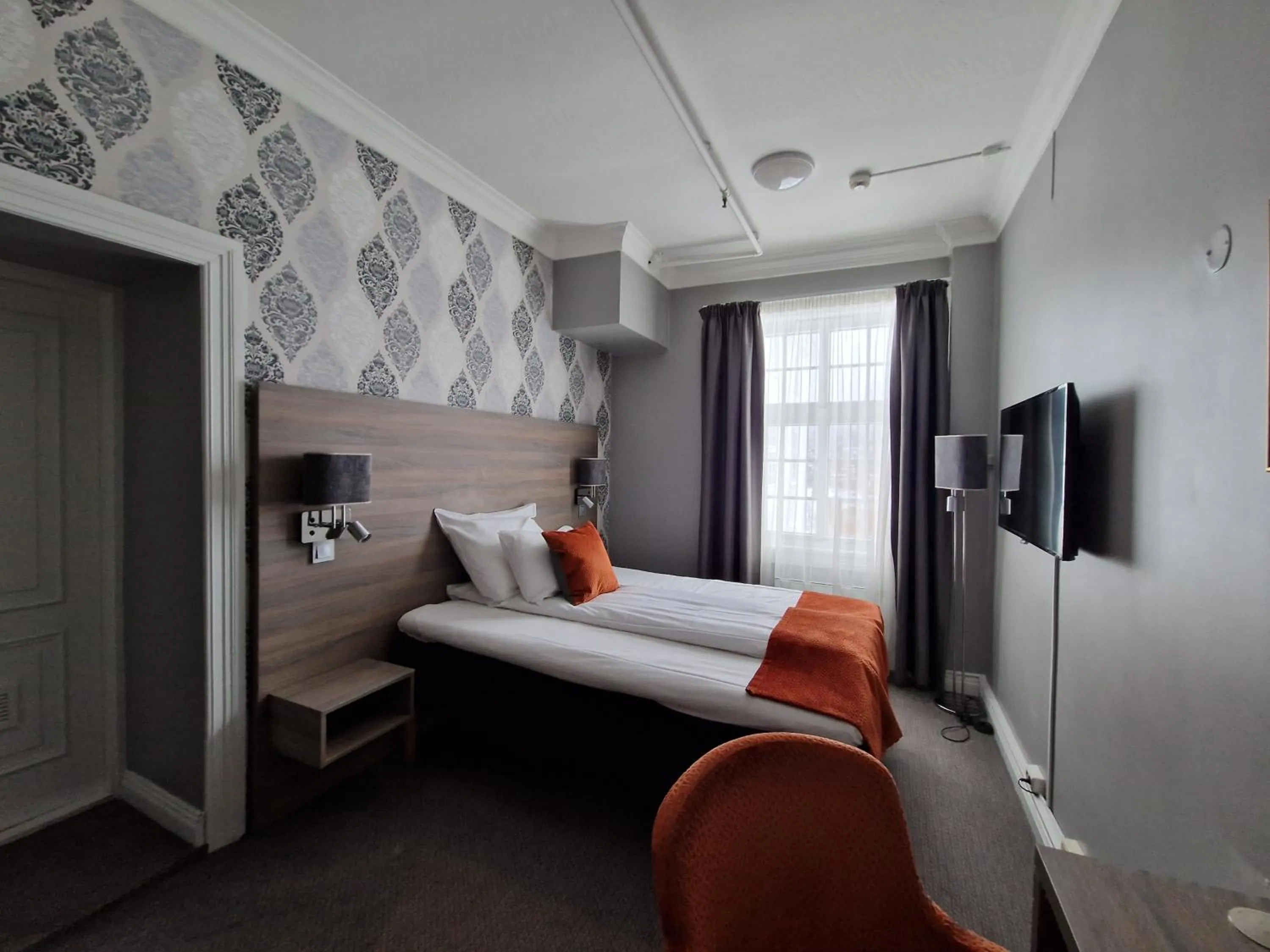 Bed in Dr. Holms Hotel