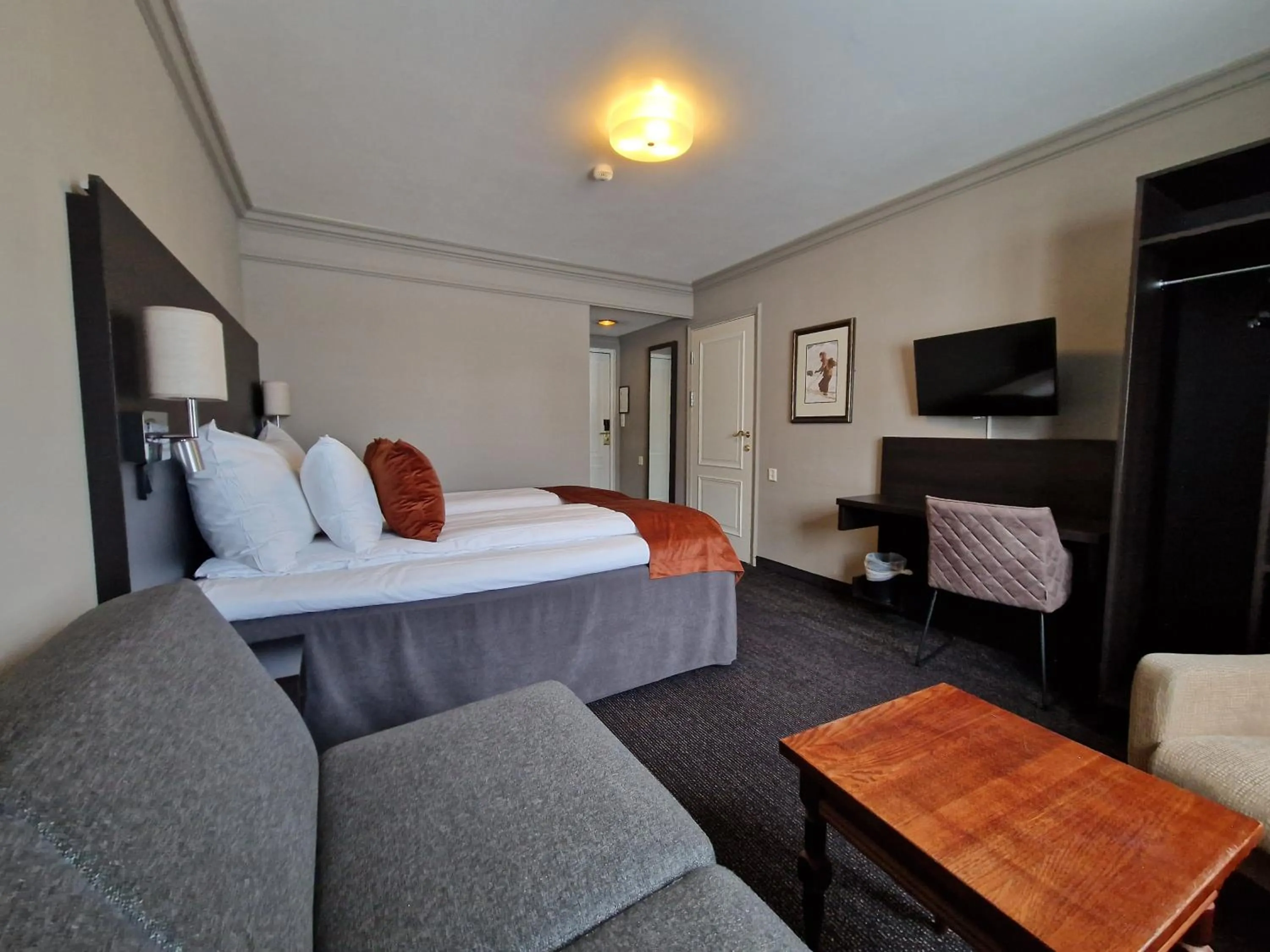 Bed in Dr. Holms Hotel