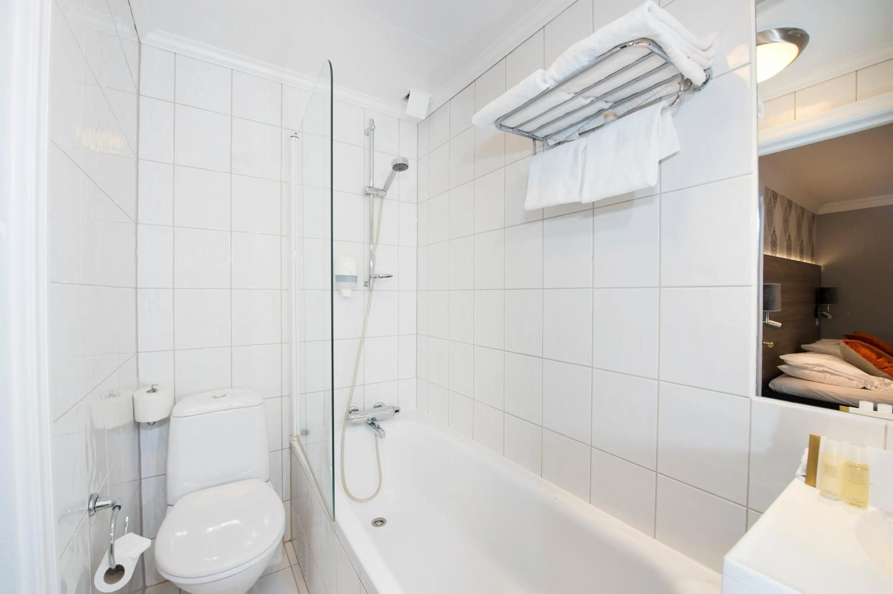 Shower in Dr. Holms Hotel