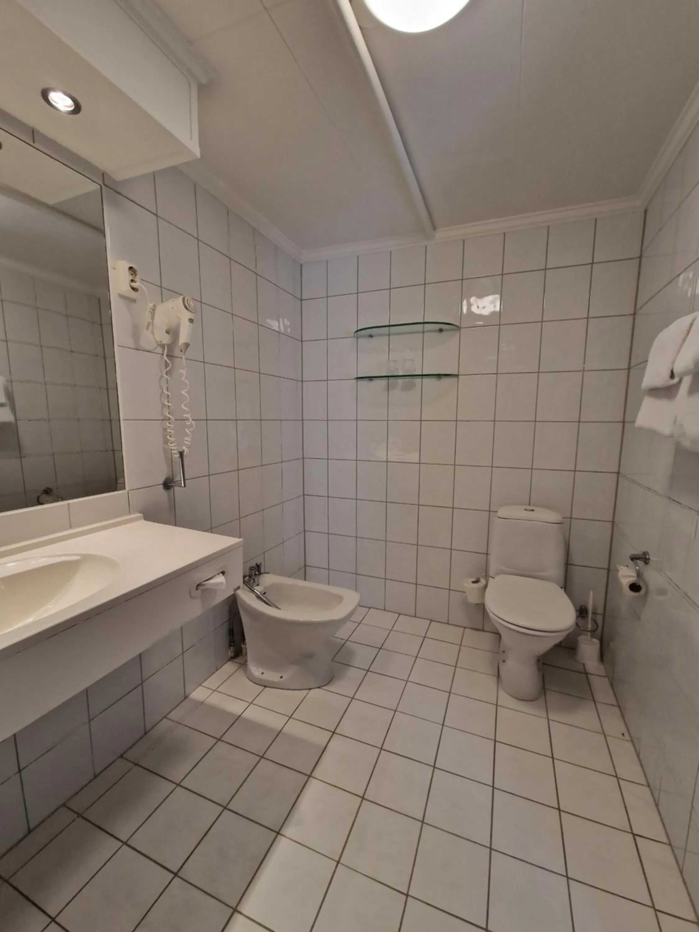 Shower in Dr. Holms Hotel