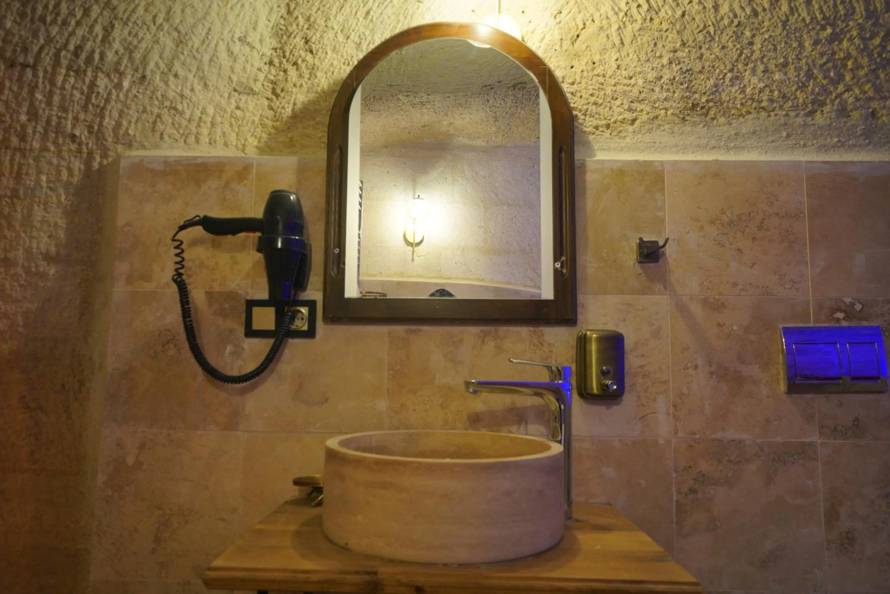 Shower in Travel Inn Cave Hotel