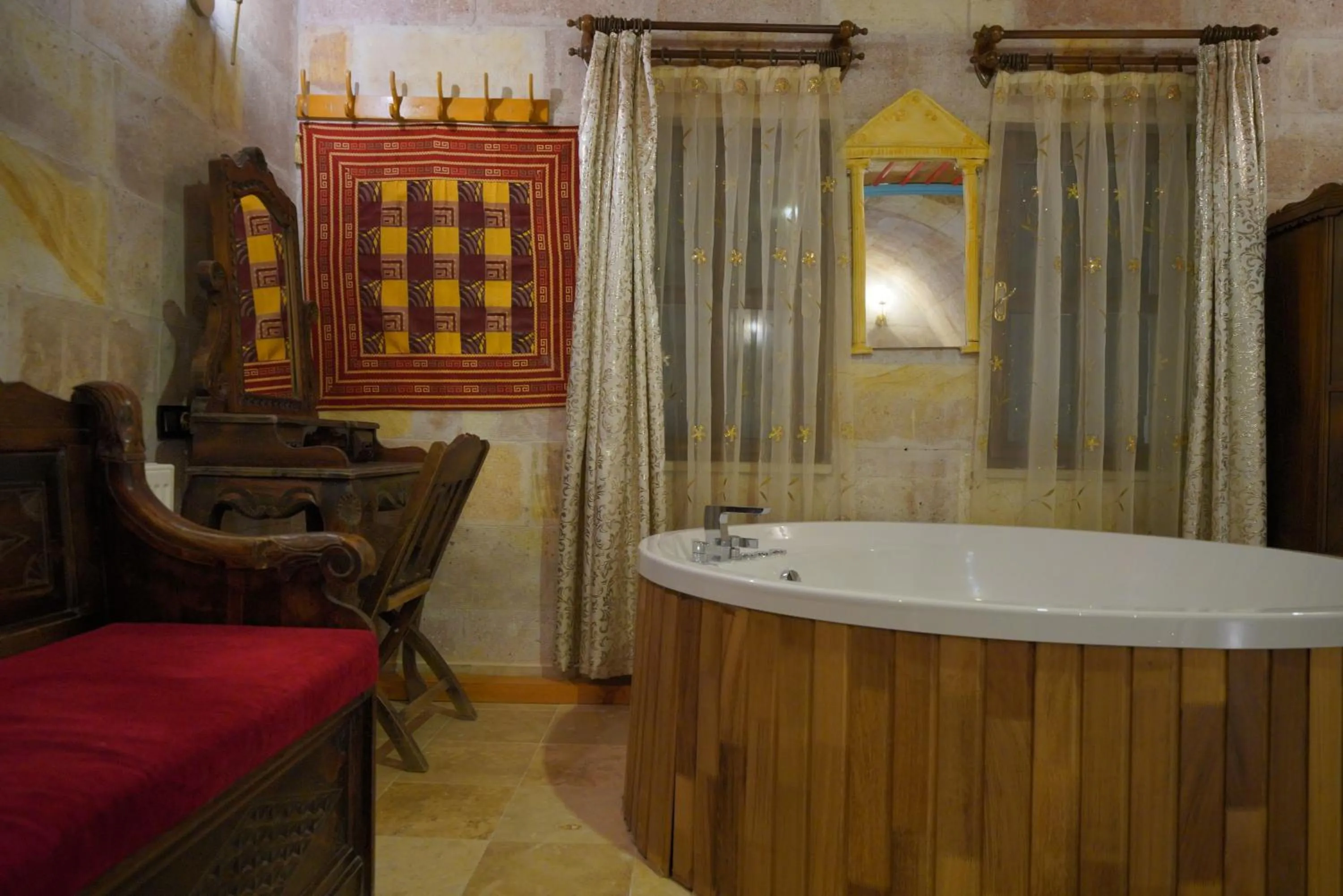 Hot Tub in Travel Inn Cave Hotel