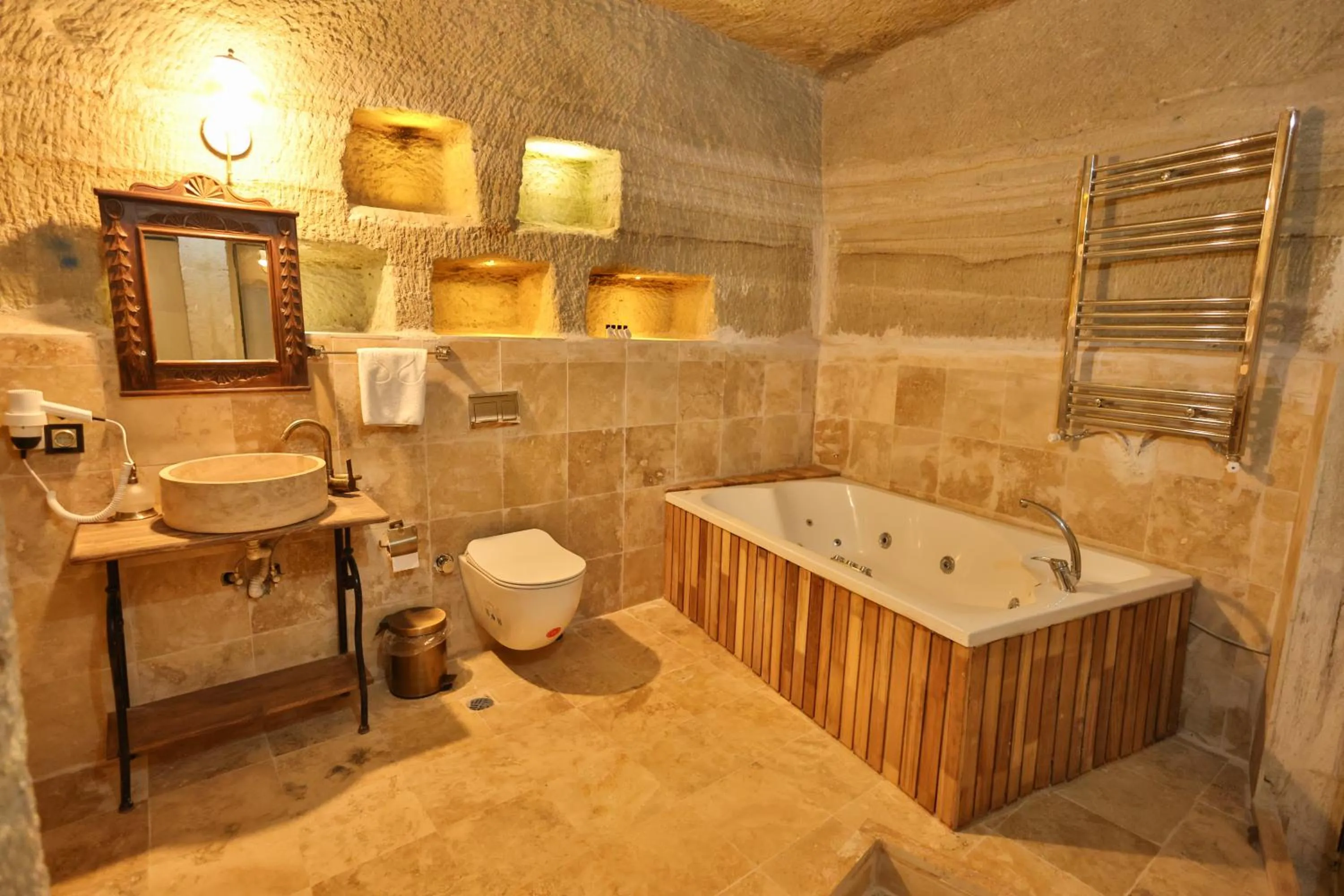 Shower in Travel Inn Cave Hotel