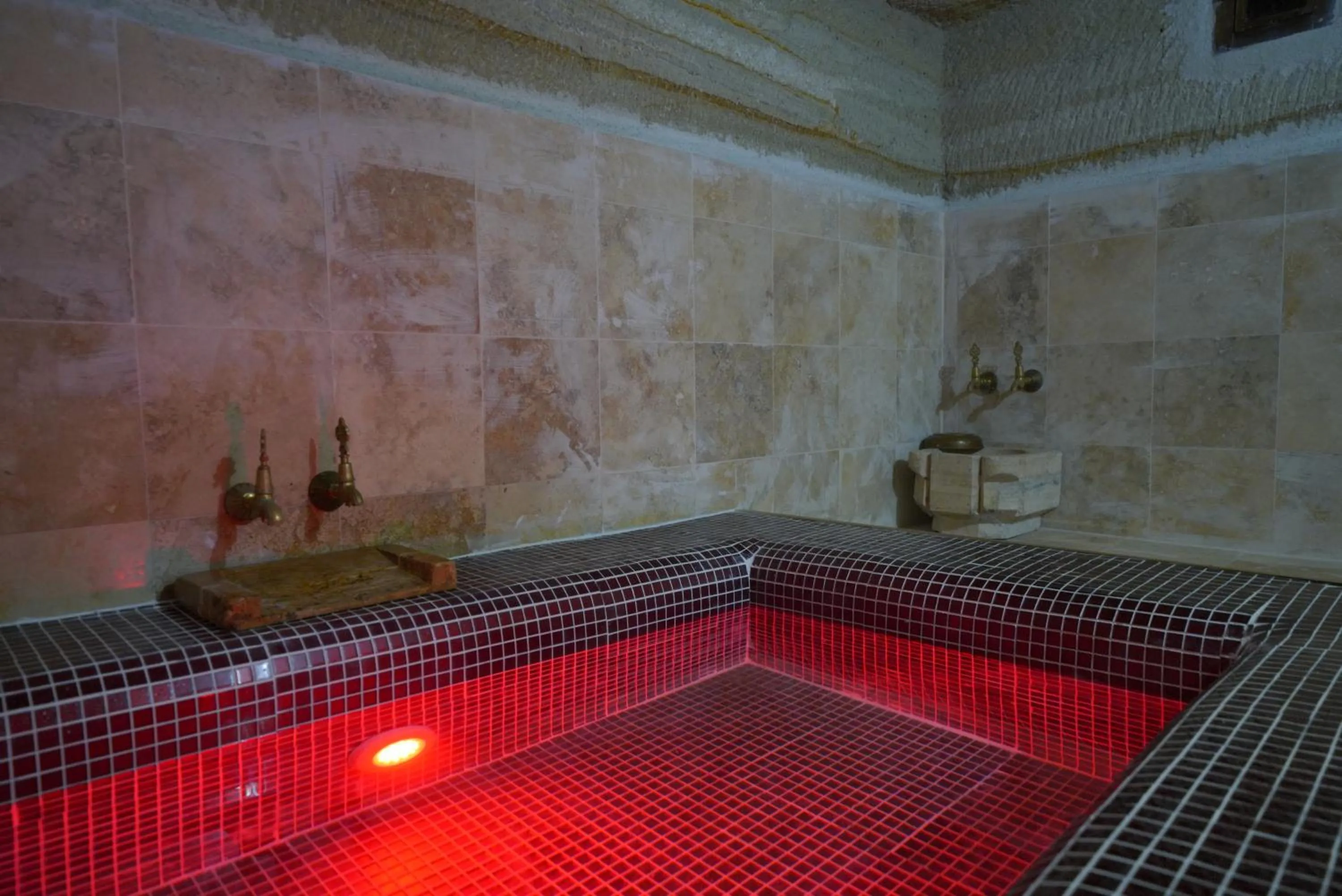 Swimming pool in Travel Inn Cave Hotel