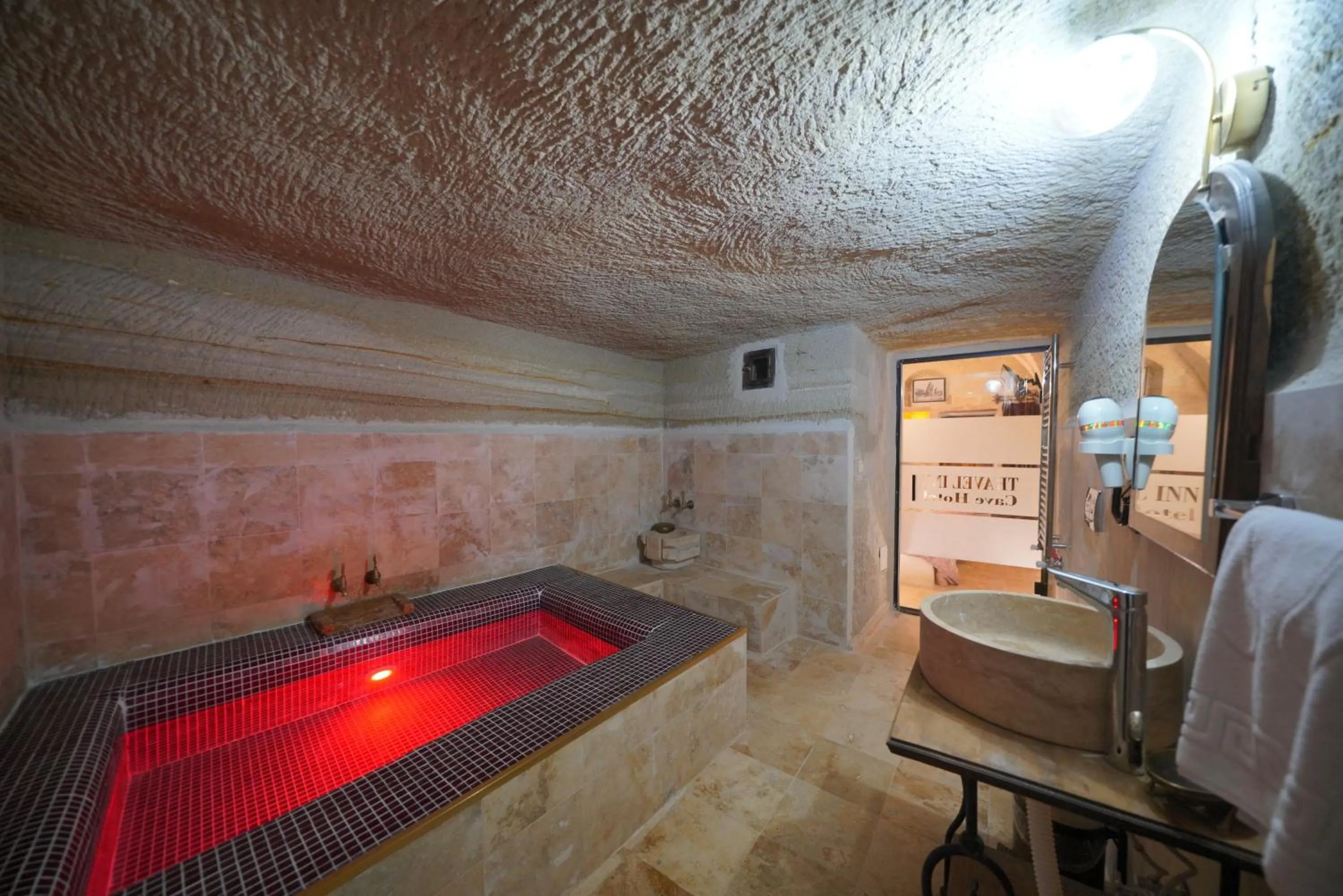 Swimming pool in Travel Inn Cave Hotel