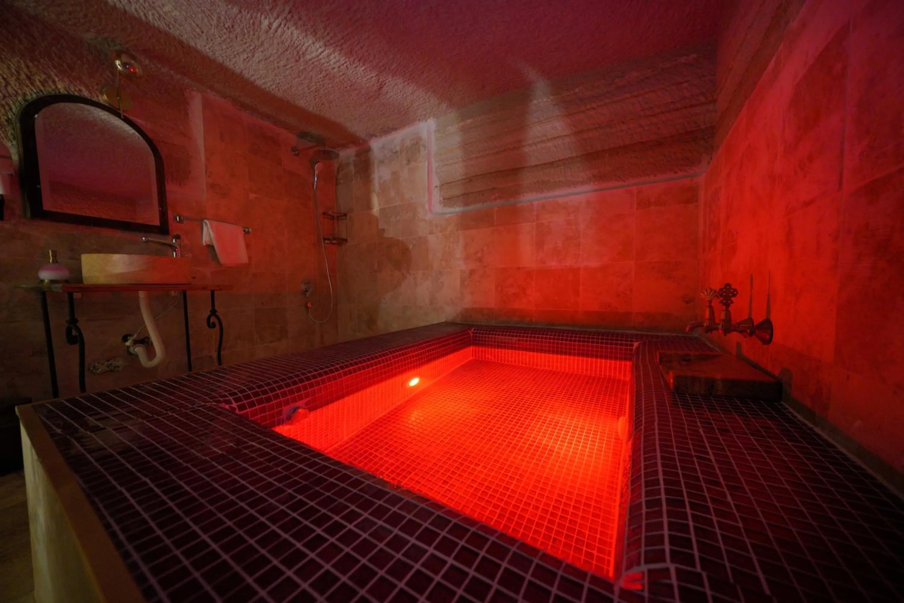 Swimming pool in Travel Inn Cave Hotel