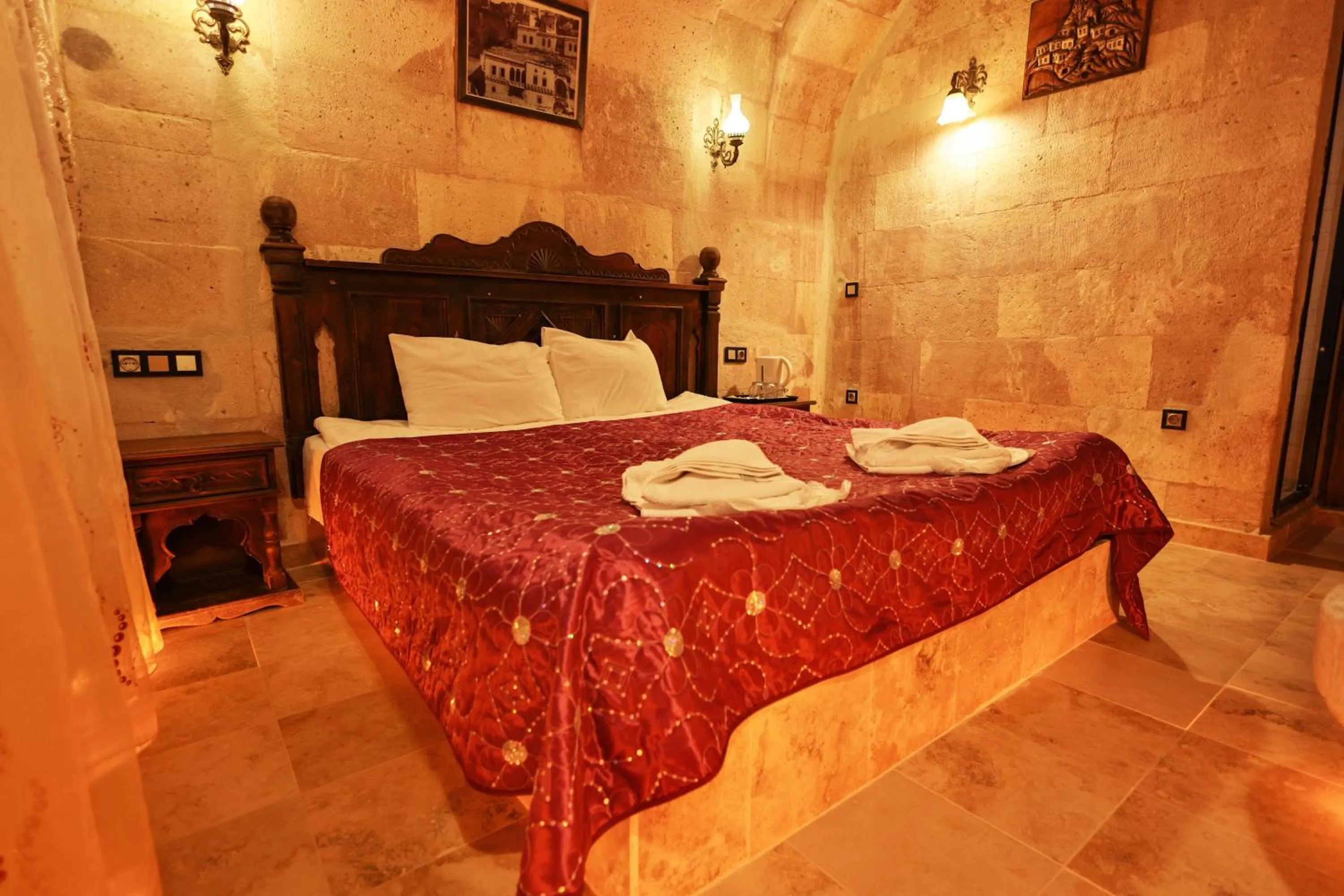 Photo of the whole room, Bed in Travel Inn Cave Hotel