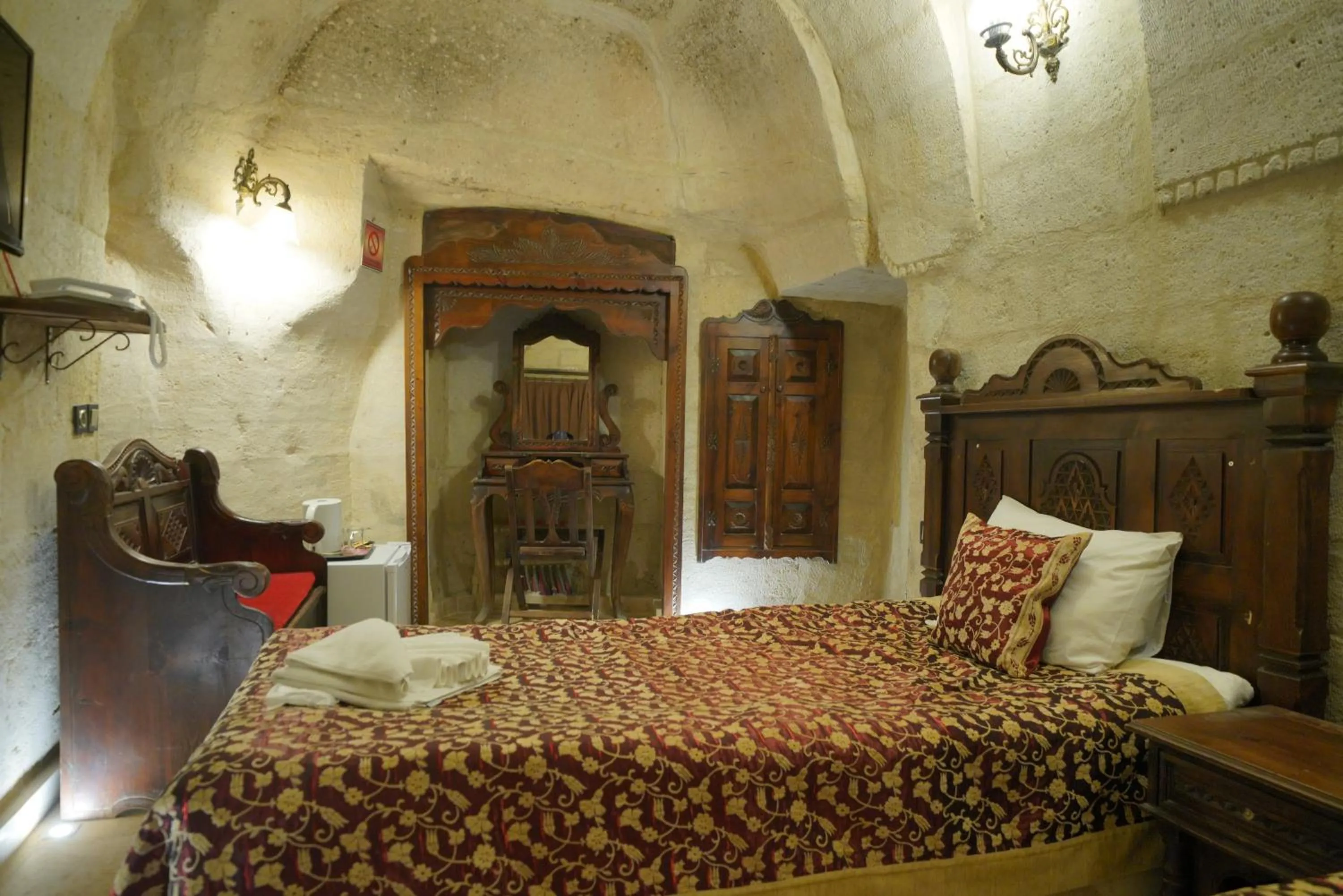 Bed in Travel Inn Cave Hotel