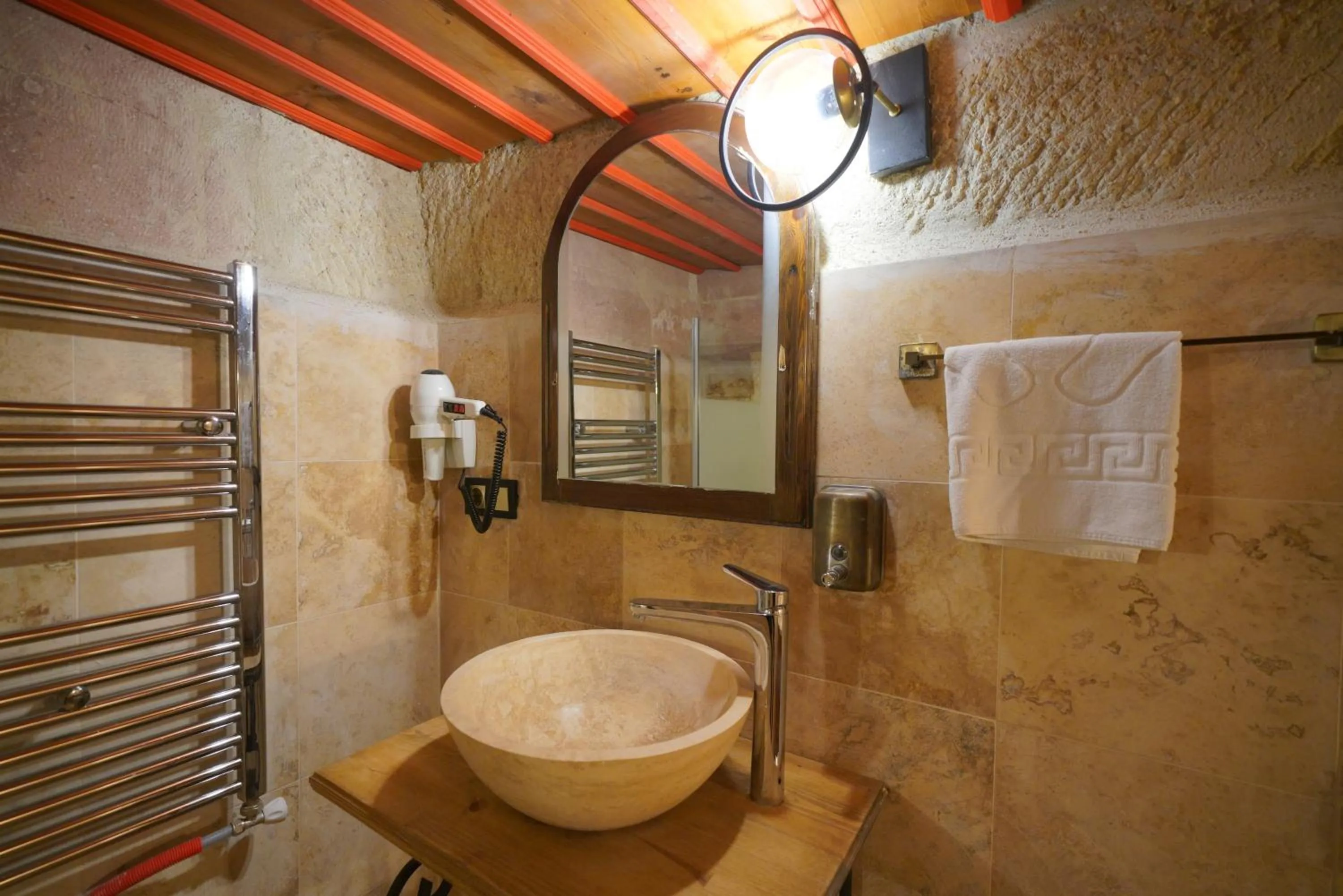 Shower in Travel Inn Cave Hotel