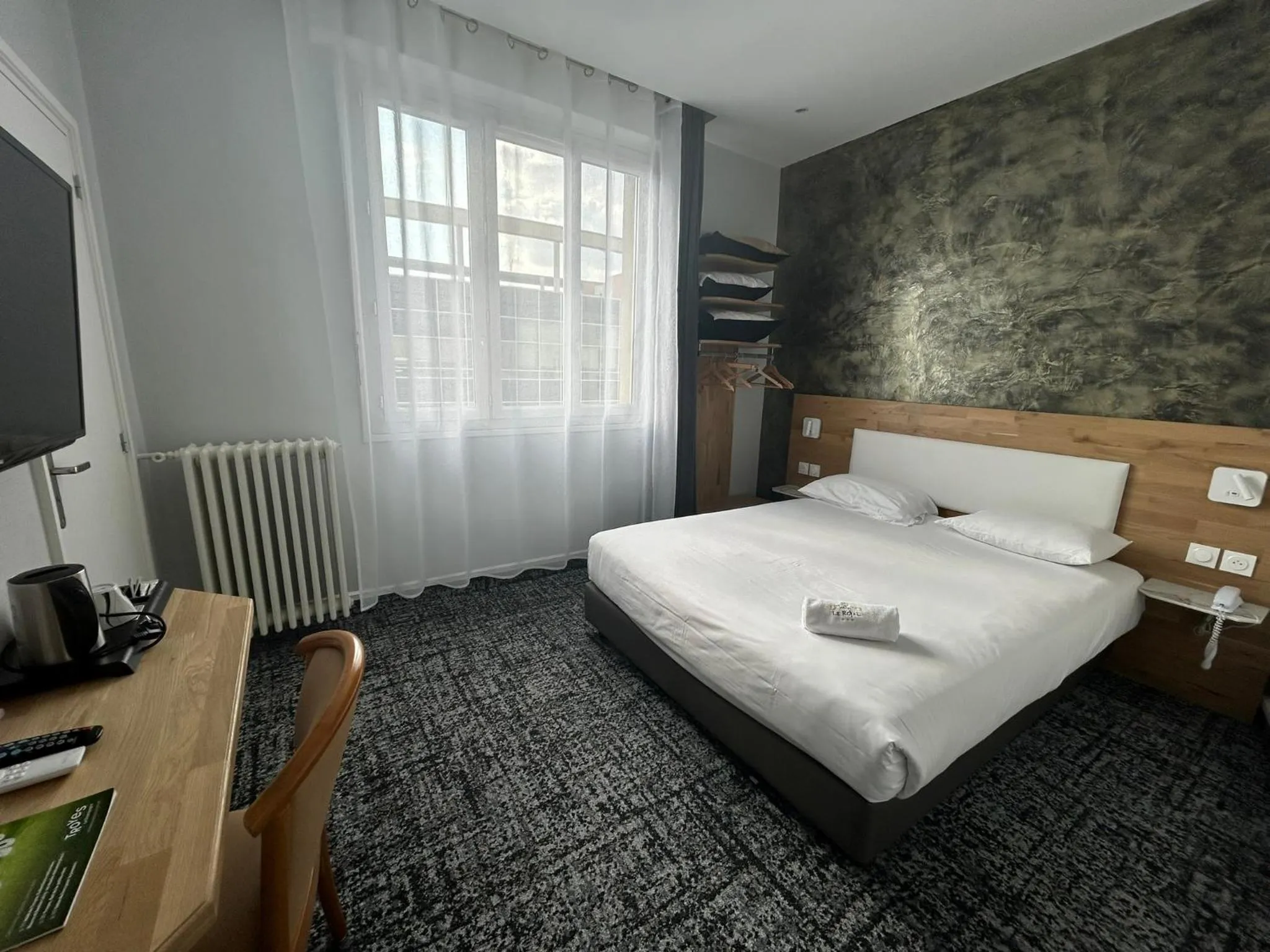 Bed in Brit Hotel Privilège Le Royal - Centre Gare