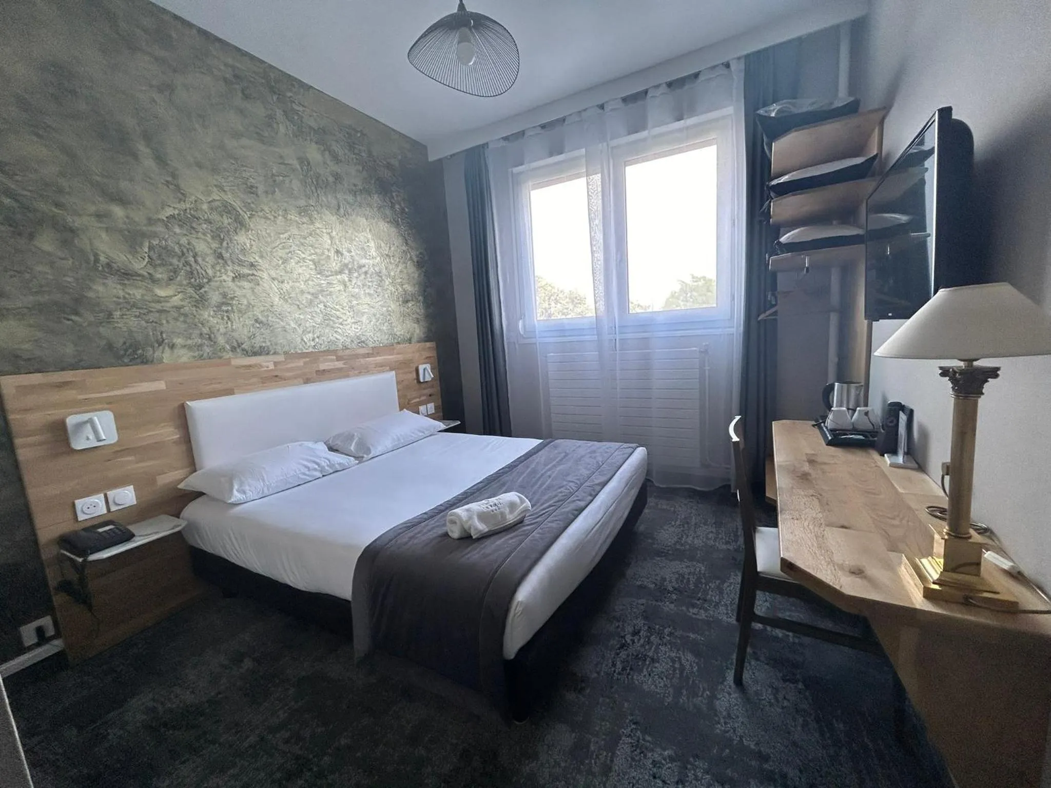 Bed in Brit Hotel Privilège Le Royal - Centre Gare