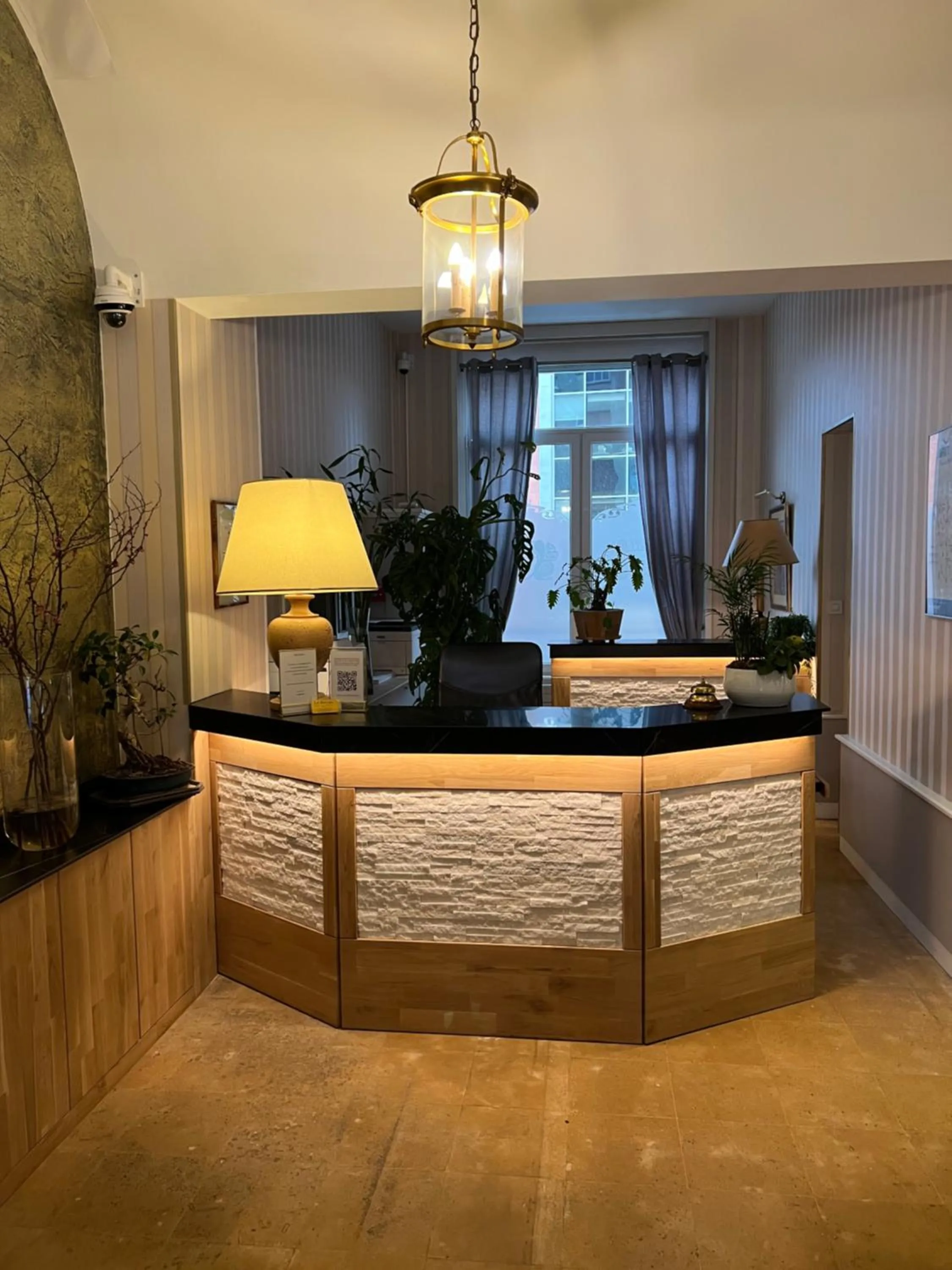 Lobby or reception in Brit Hotel Privilège Le Royal - Centre Gare