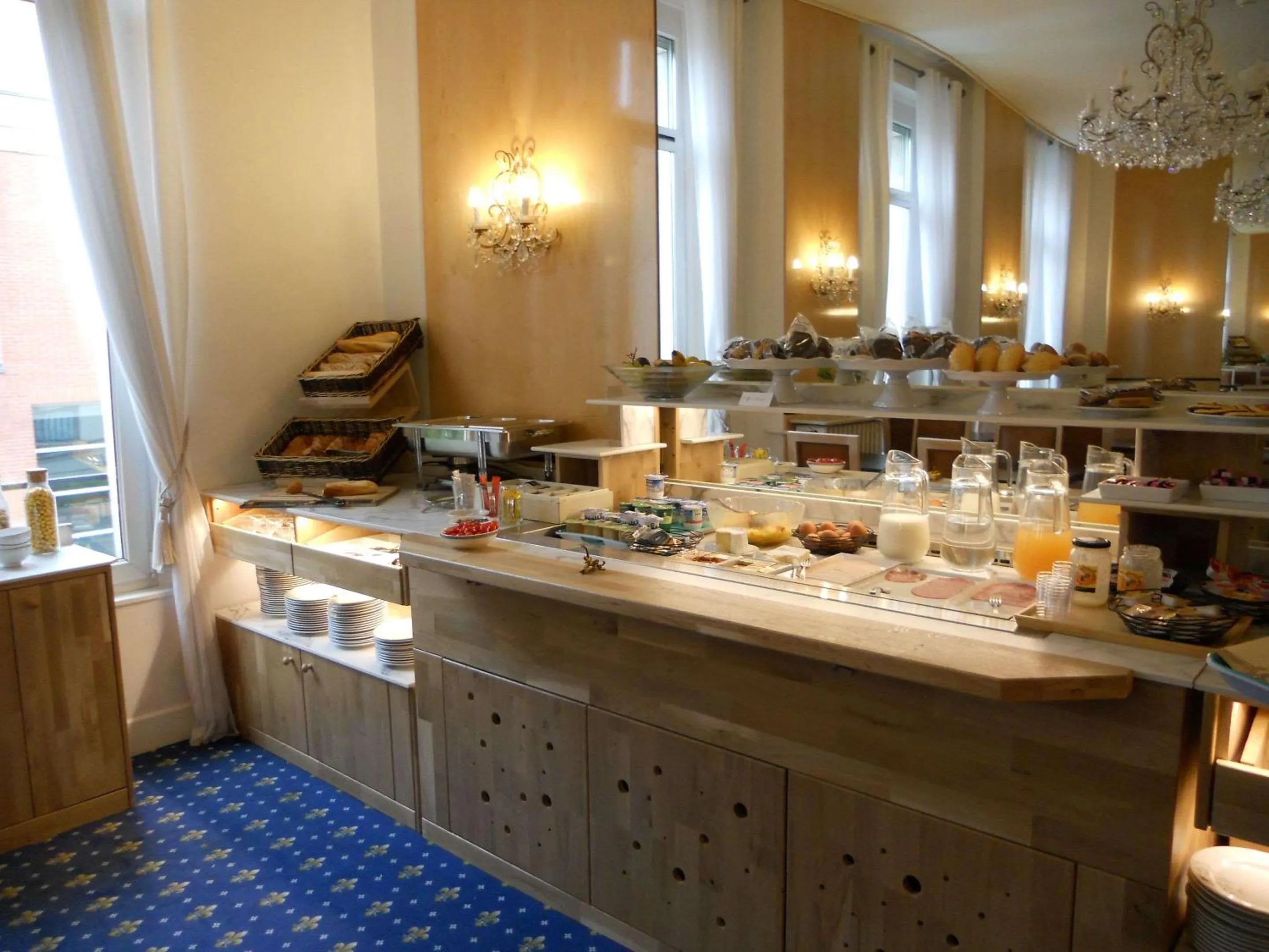Buffet breakfast in Brit Hotel Privilège Le Royal - Centre Gare