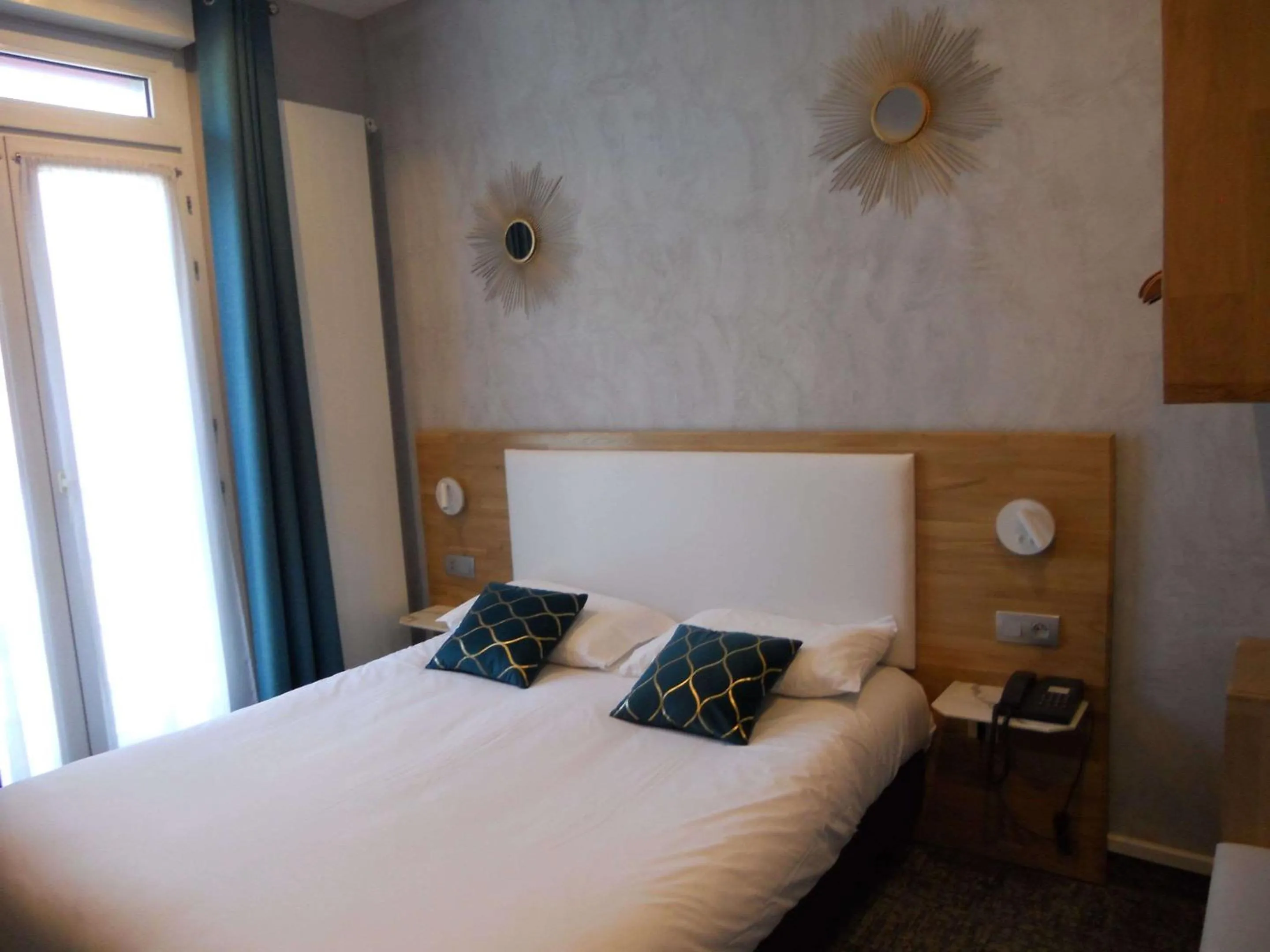 Bed in Brit Hotel Privilège Le Royal - Centre Gare