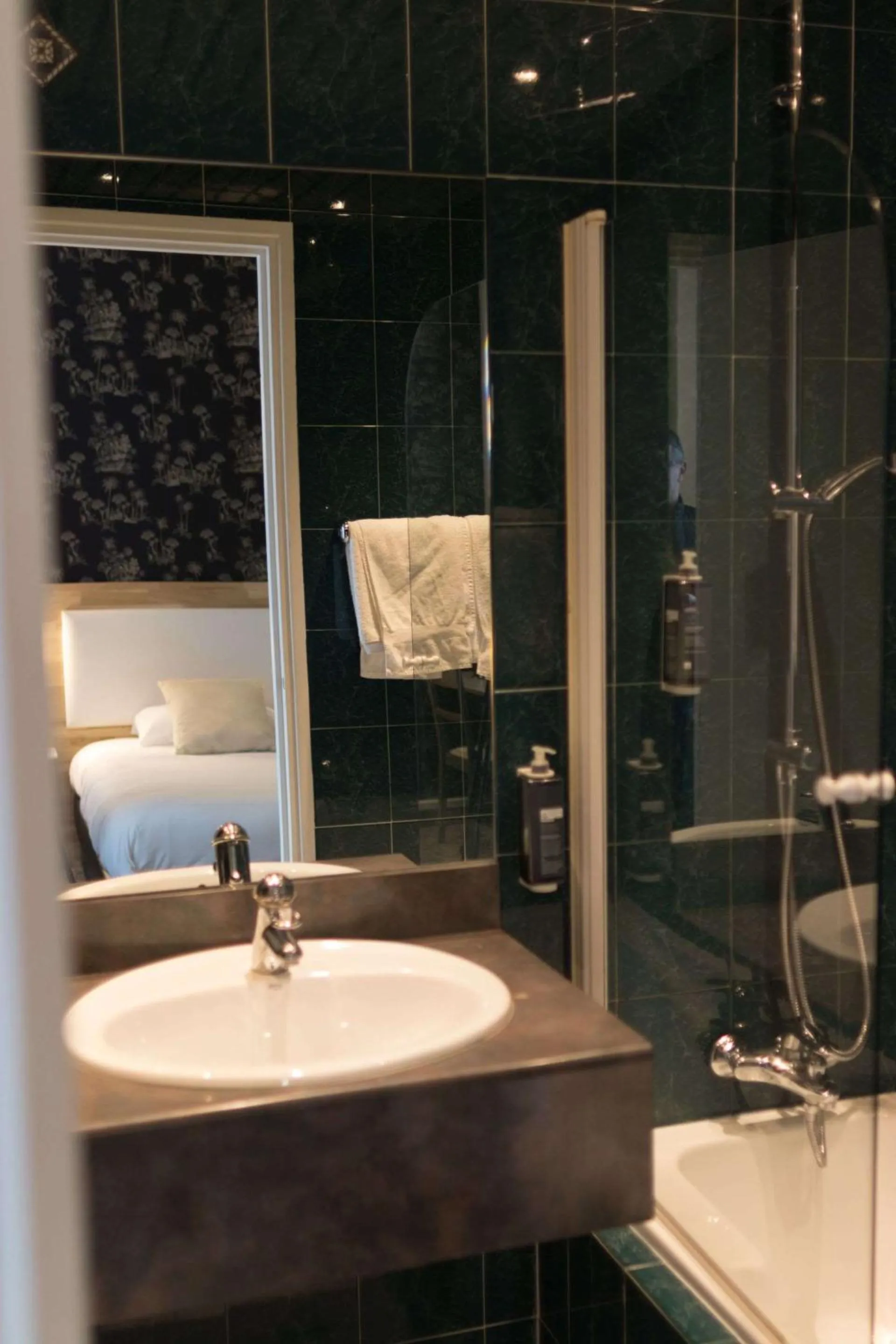 Bathroom in Brit Hotel Privilège Le Royal - Centre Gare