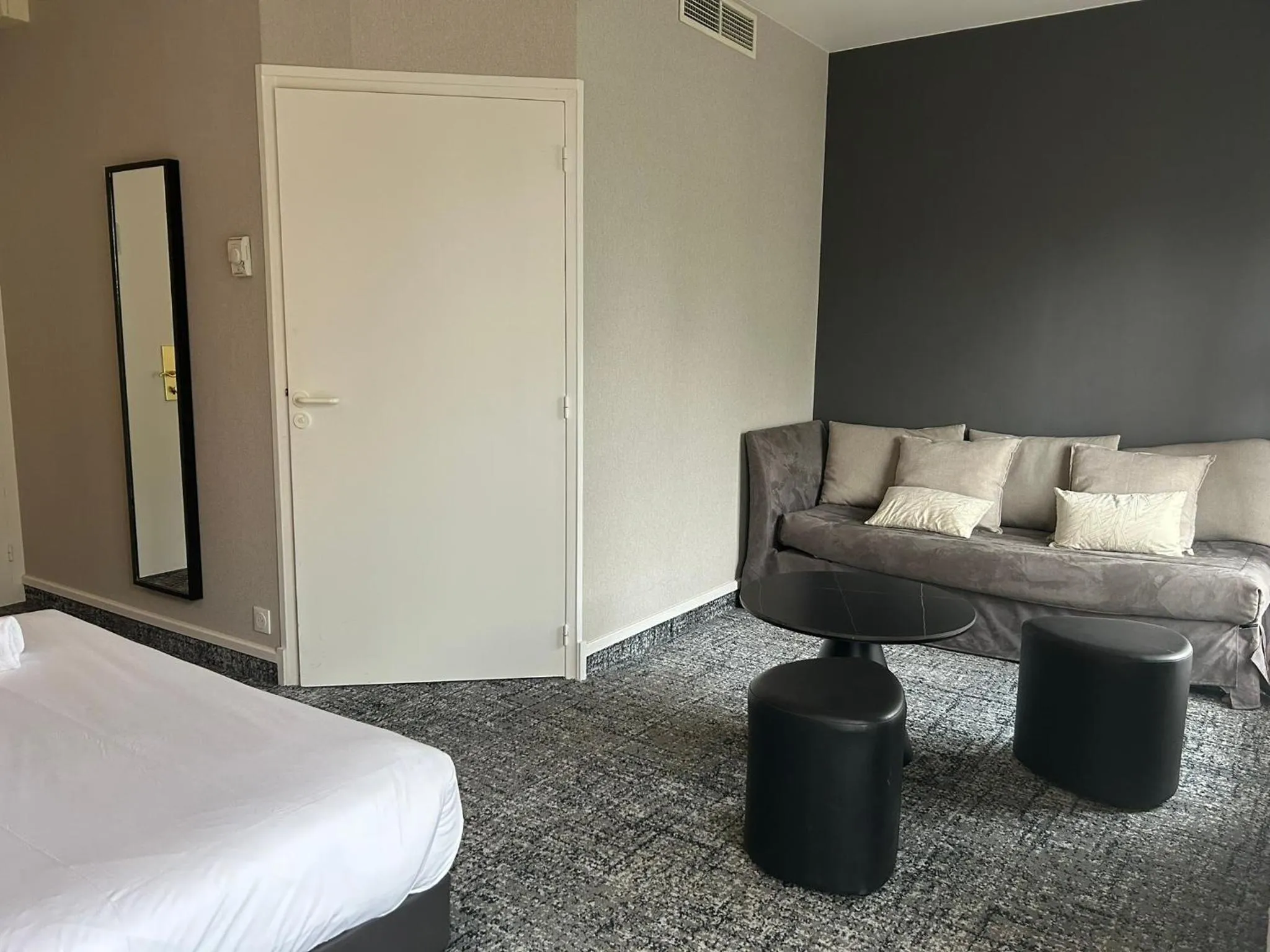 Bed in Brit Hotel Privilège Le Royal - Centre Gare