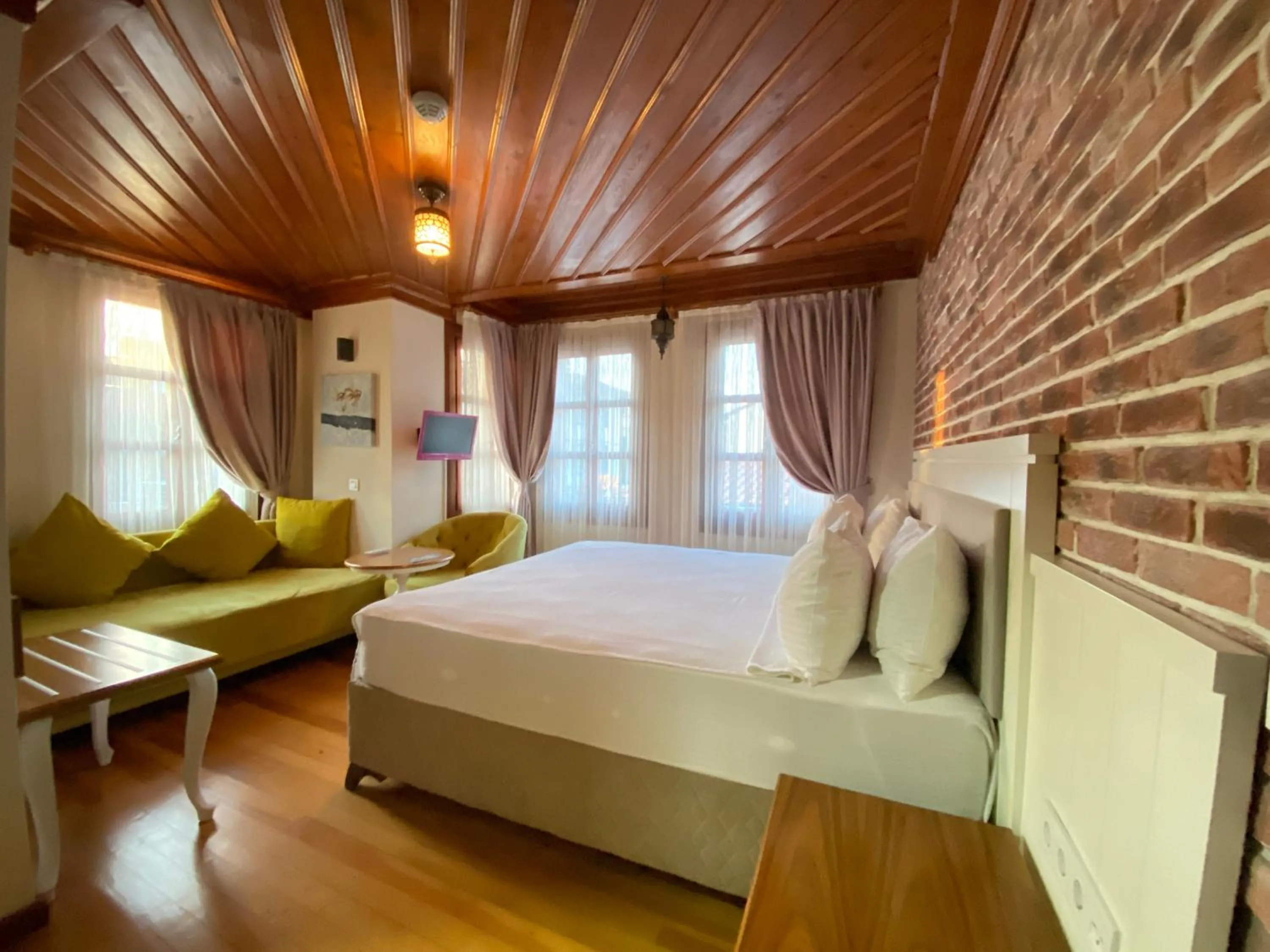 Photo of the whole room, Bed in Kervan Hotel