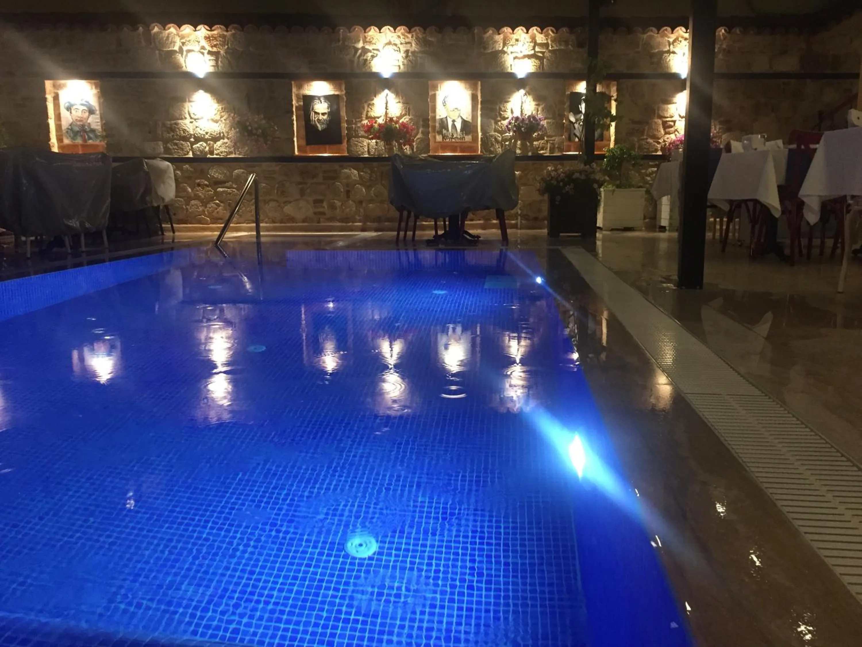 Swimming pool in Kervan Hotel