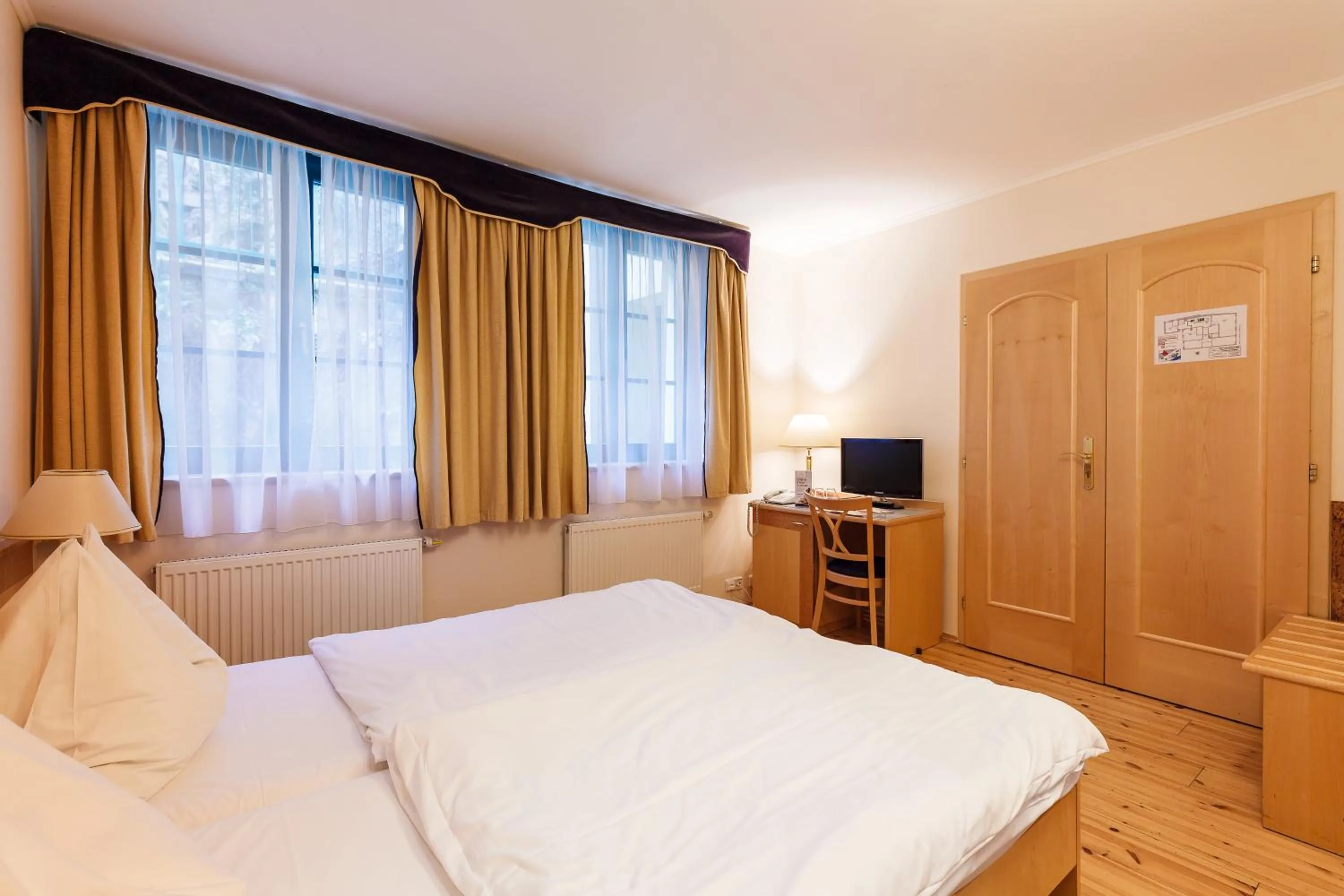 Living room, Bed in Hotel Maltezský Kříž