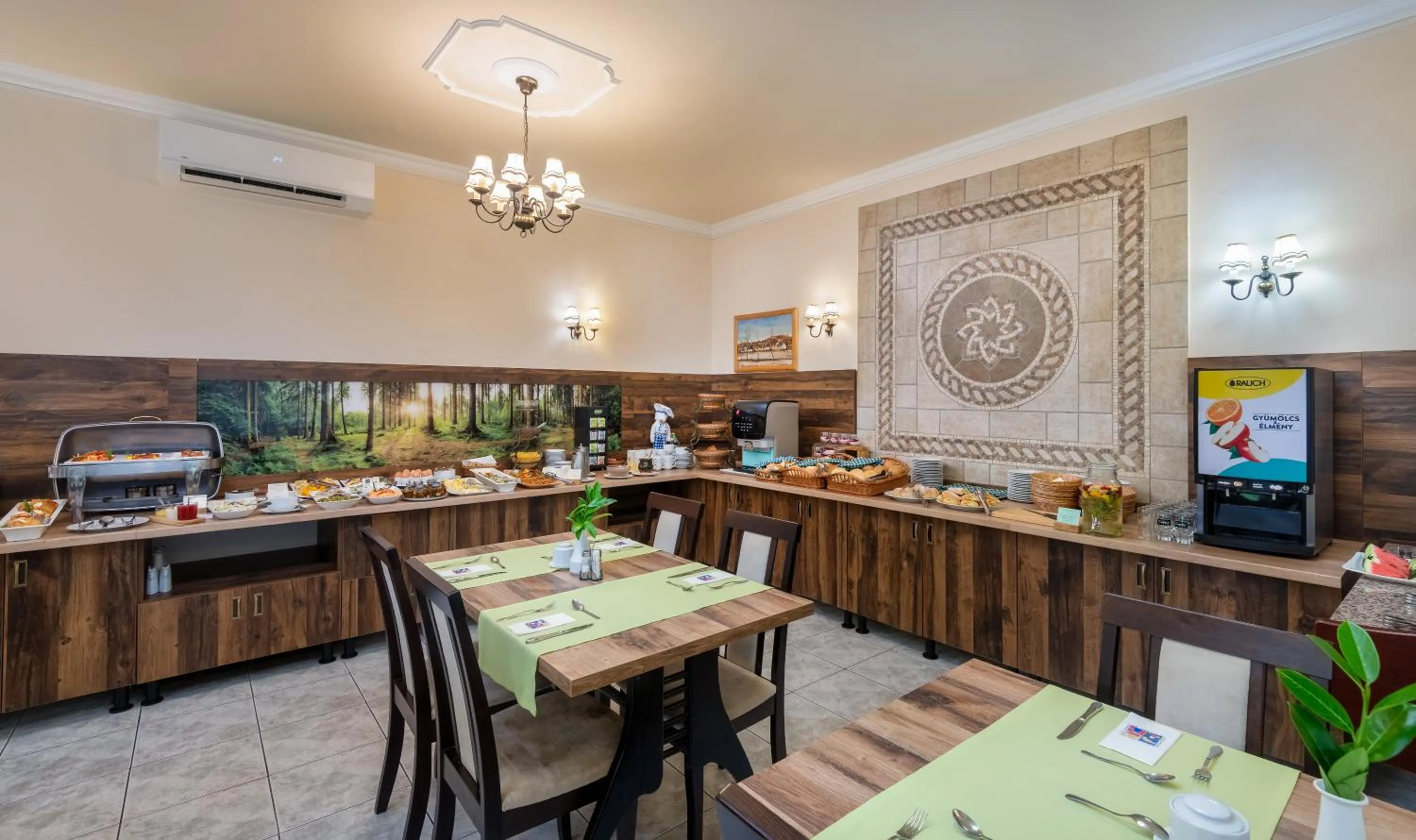 Restaurant/places to eat in Gosztola Gyöngye-az erdő szállodája