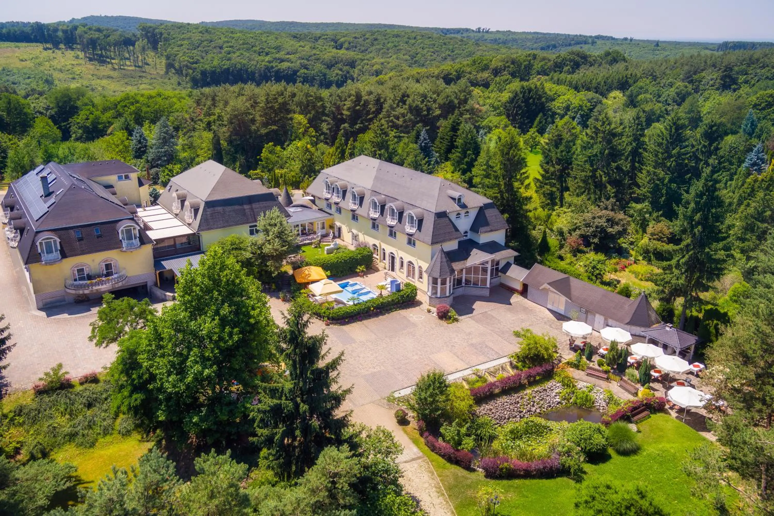 Property building in Gosztola Gyöngye-az erdő szállodája