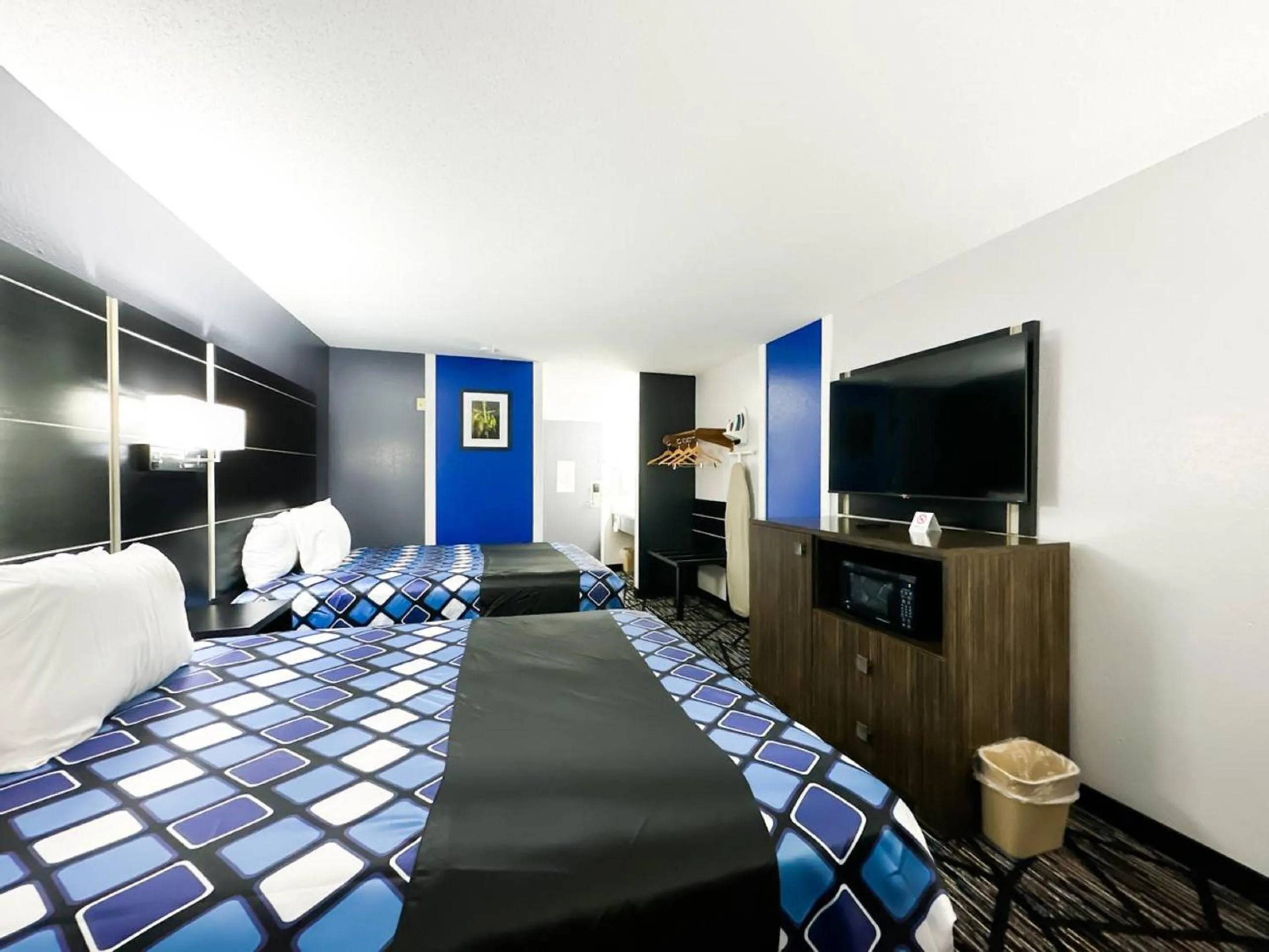 Bed in Blaine Town Inn & Suites