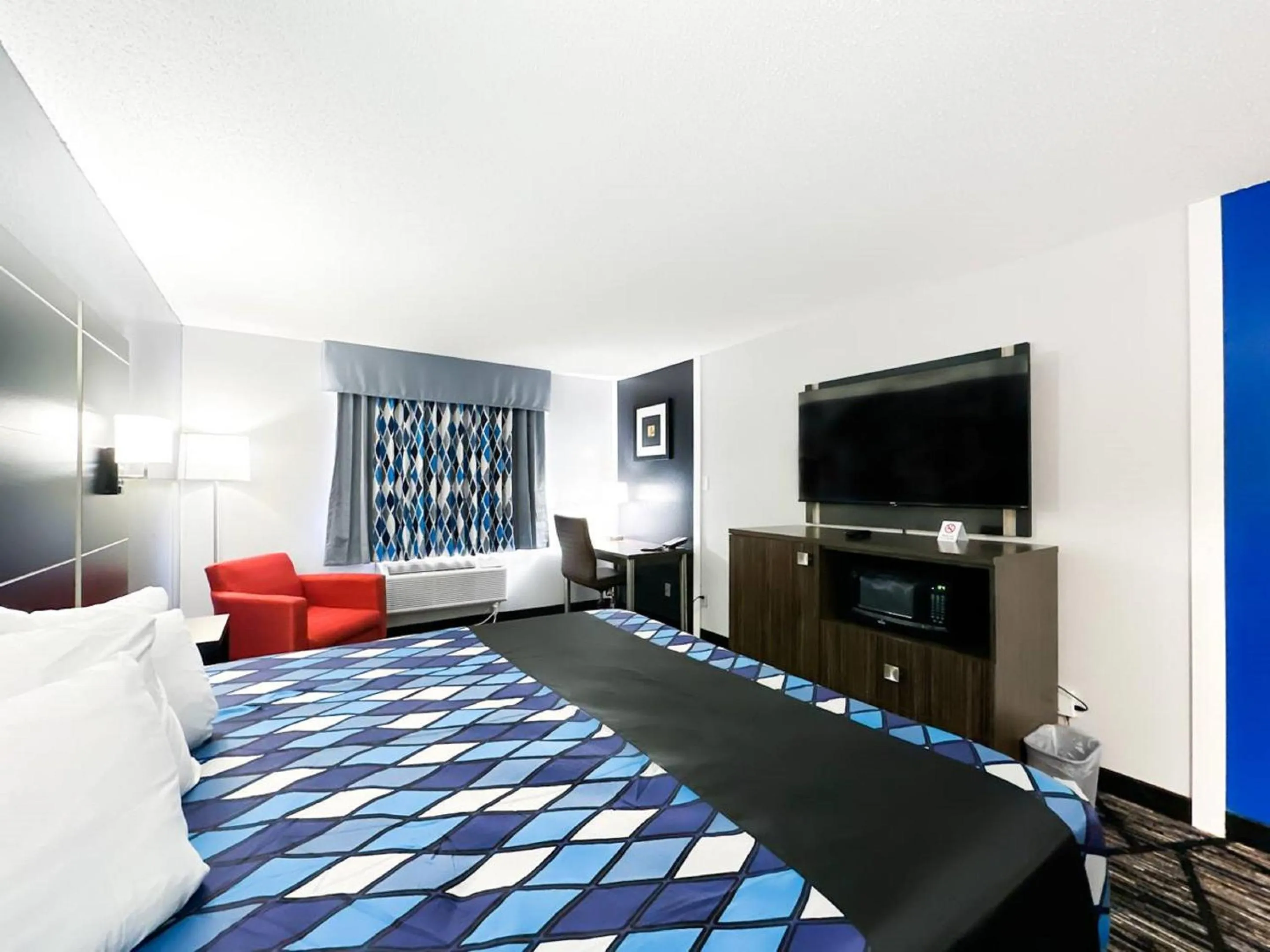 Bed in Blaine Town Inn & Suites