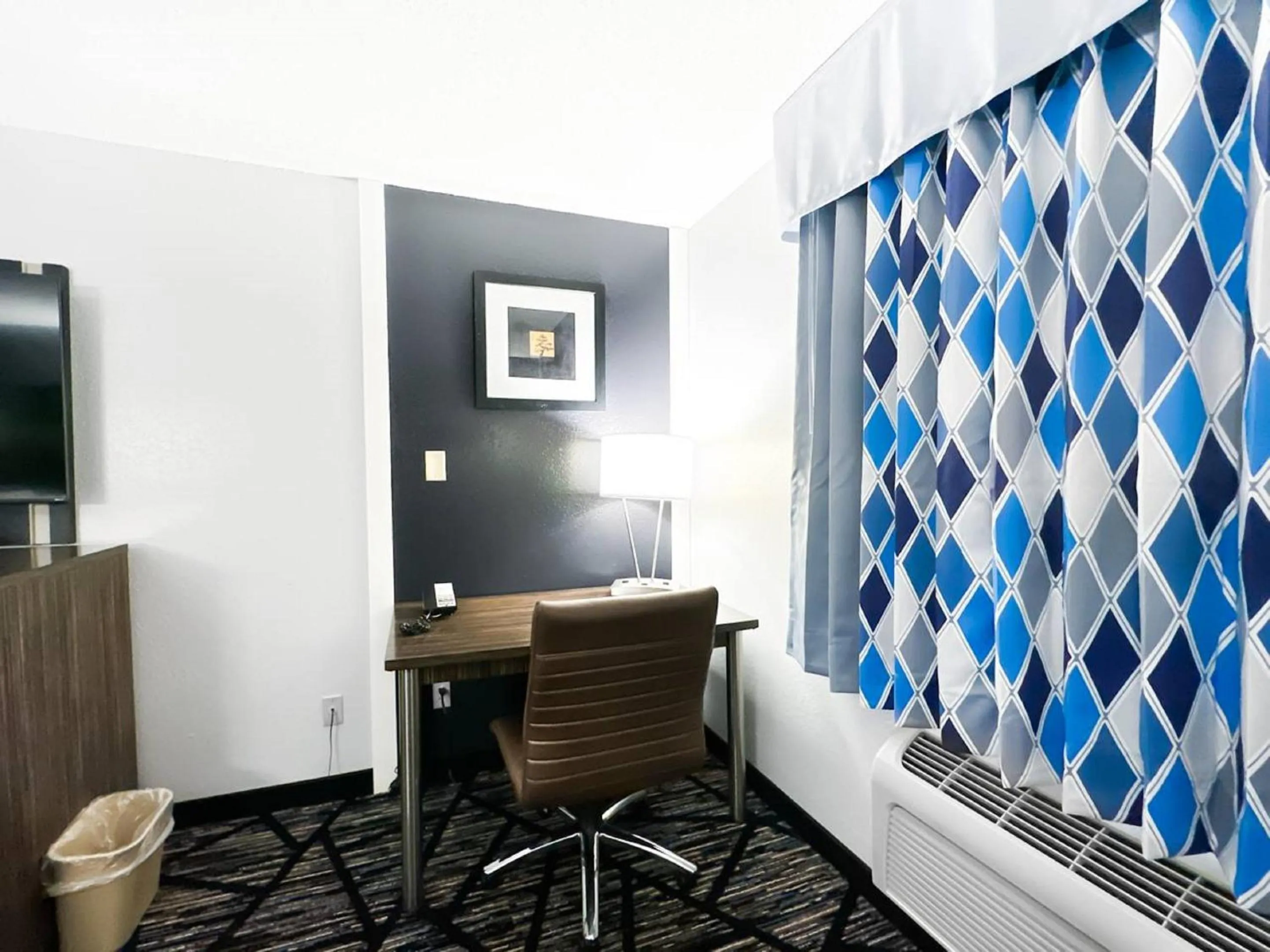 TV and multimedia in Blaine Town Inn & Suites