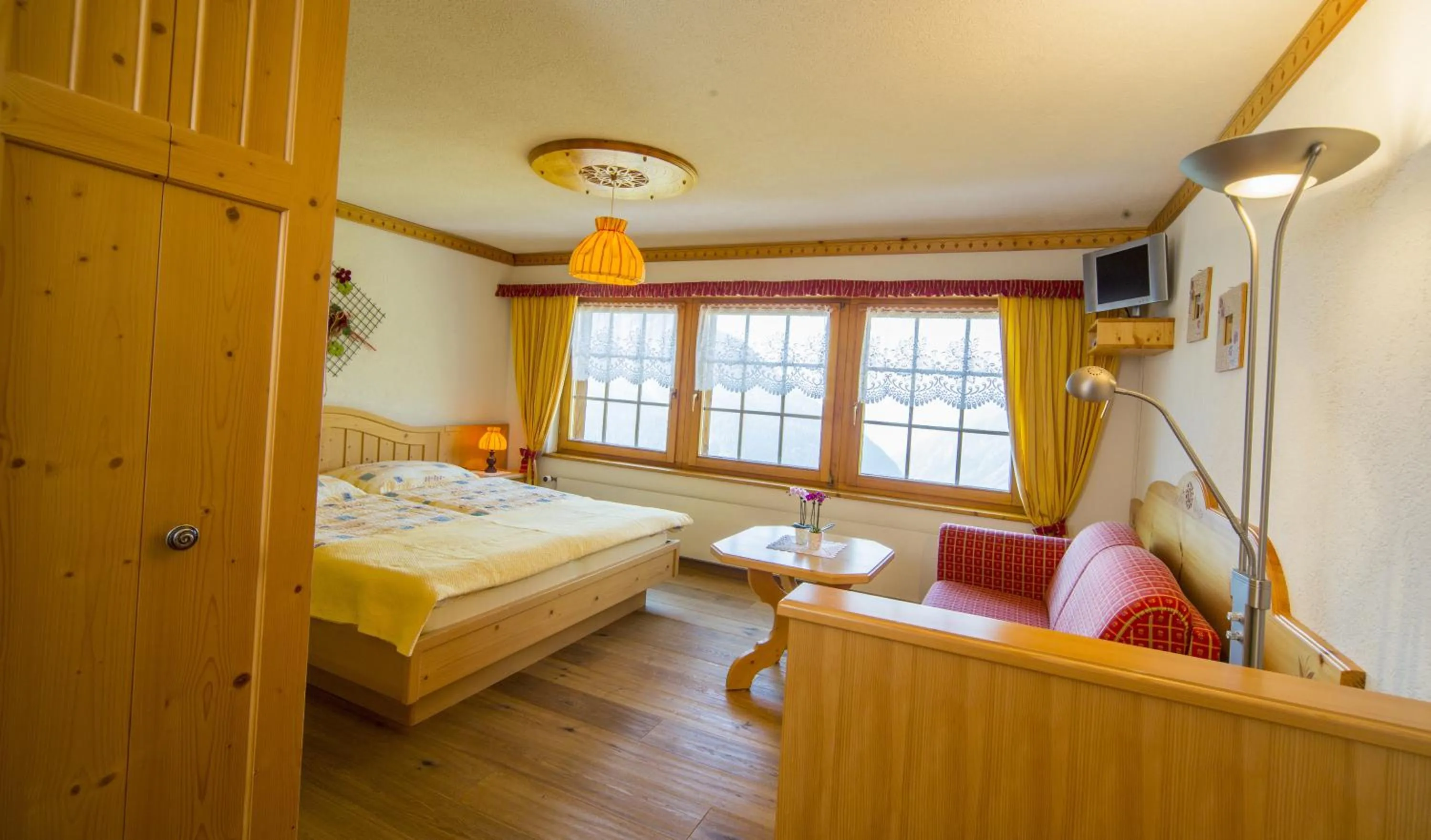 Bedroom, Bed in Alpenhotel zur Wildi Lauchernalp