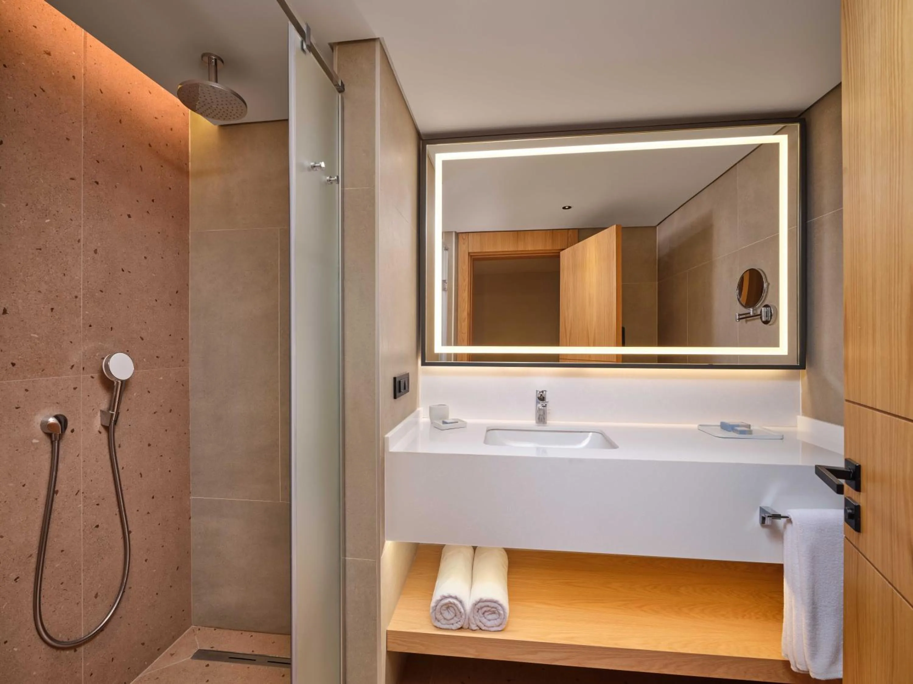 Shower in Paloma Grida