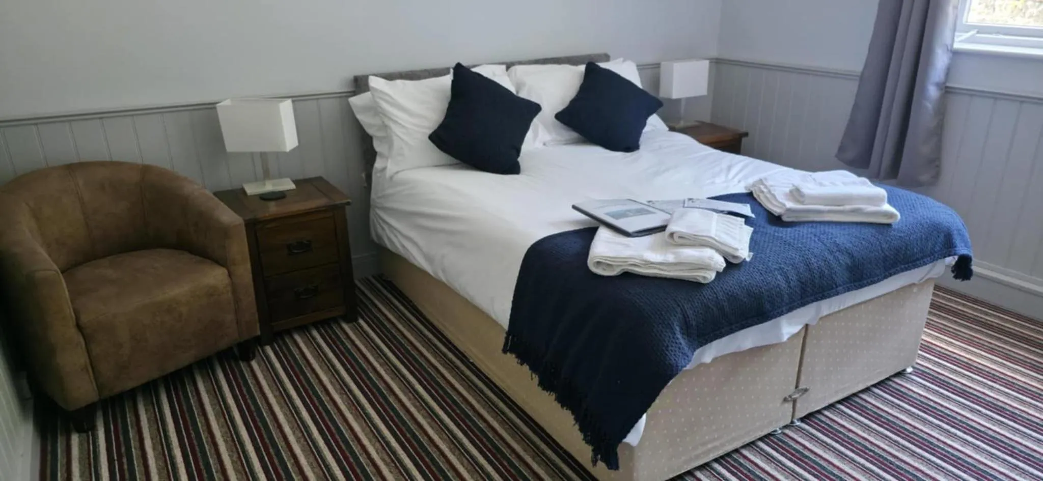 Bedroom, Bed in The Benett Arms