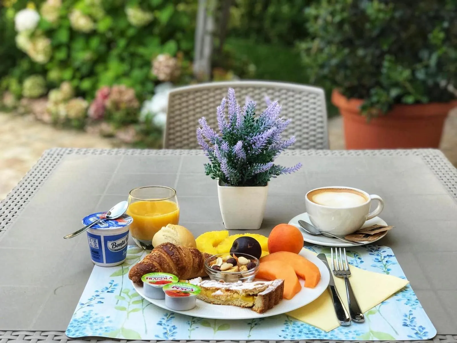 Italian breakfast in Villa Cavour