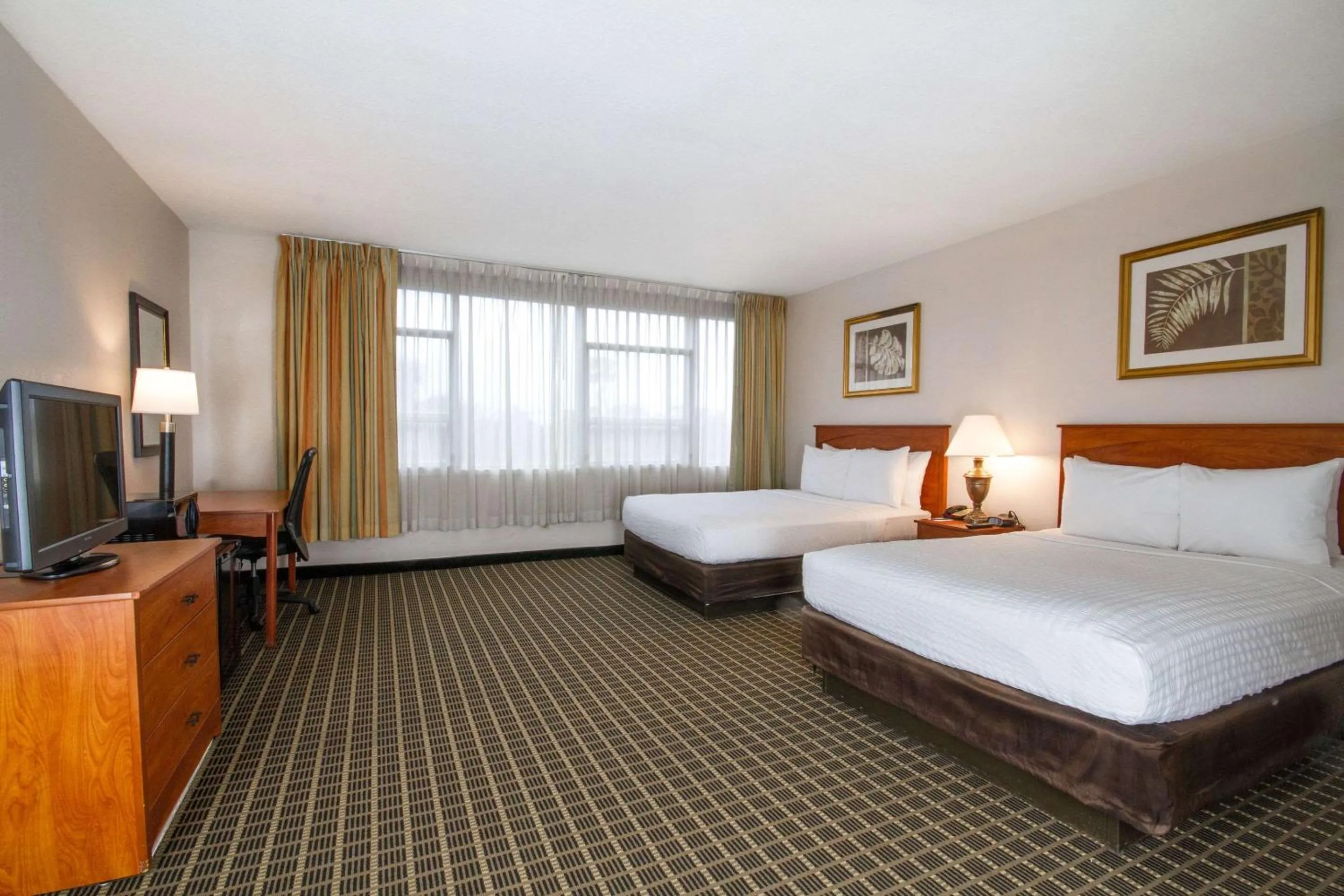 Bedroom, Bed in Clarion Inn & Suites Miami International Airport