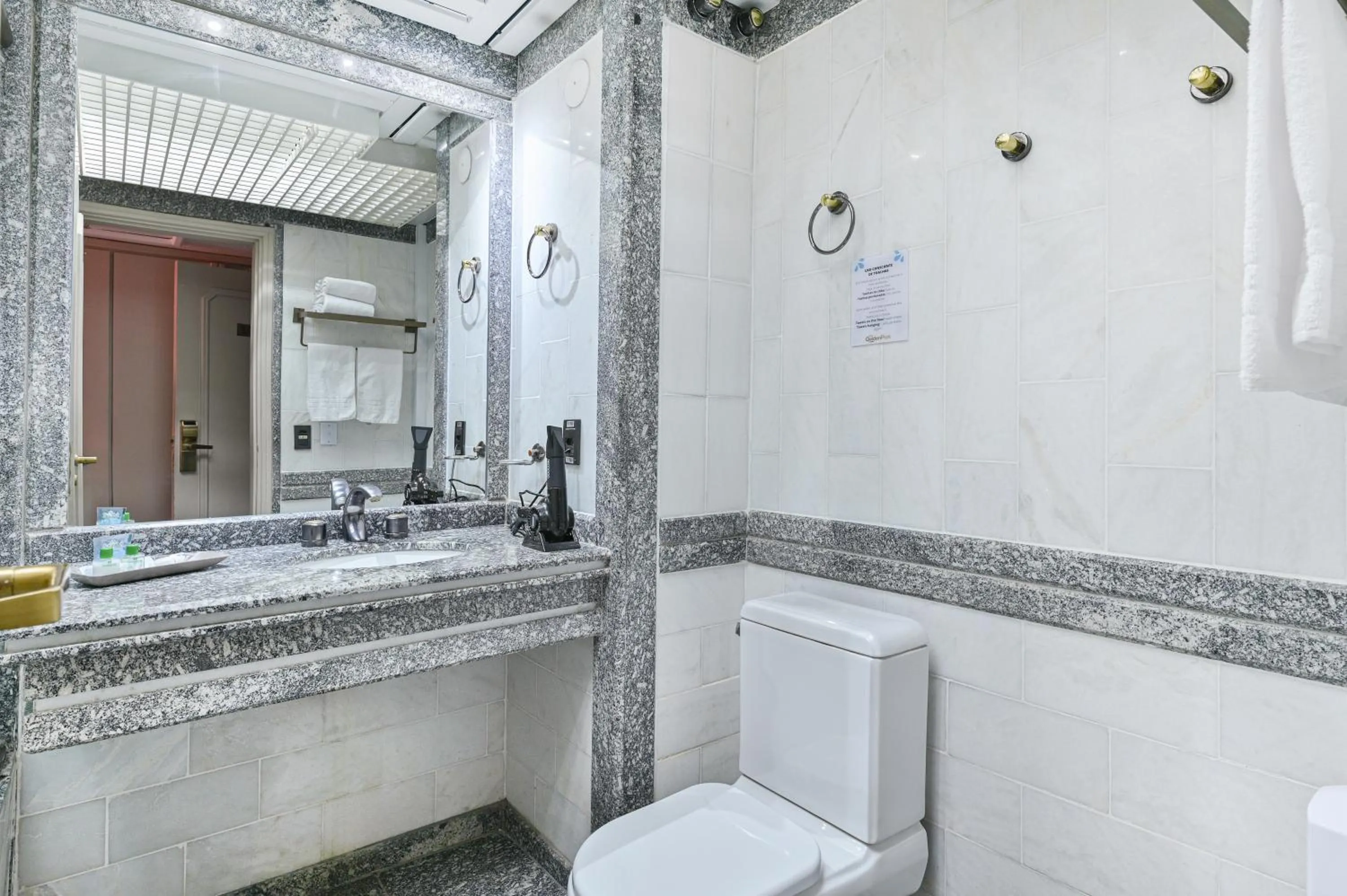 Bathroom in Hotel Golden Park Campinas Cambuí By Nacional Inn