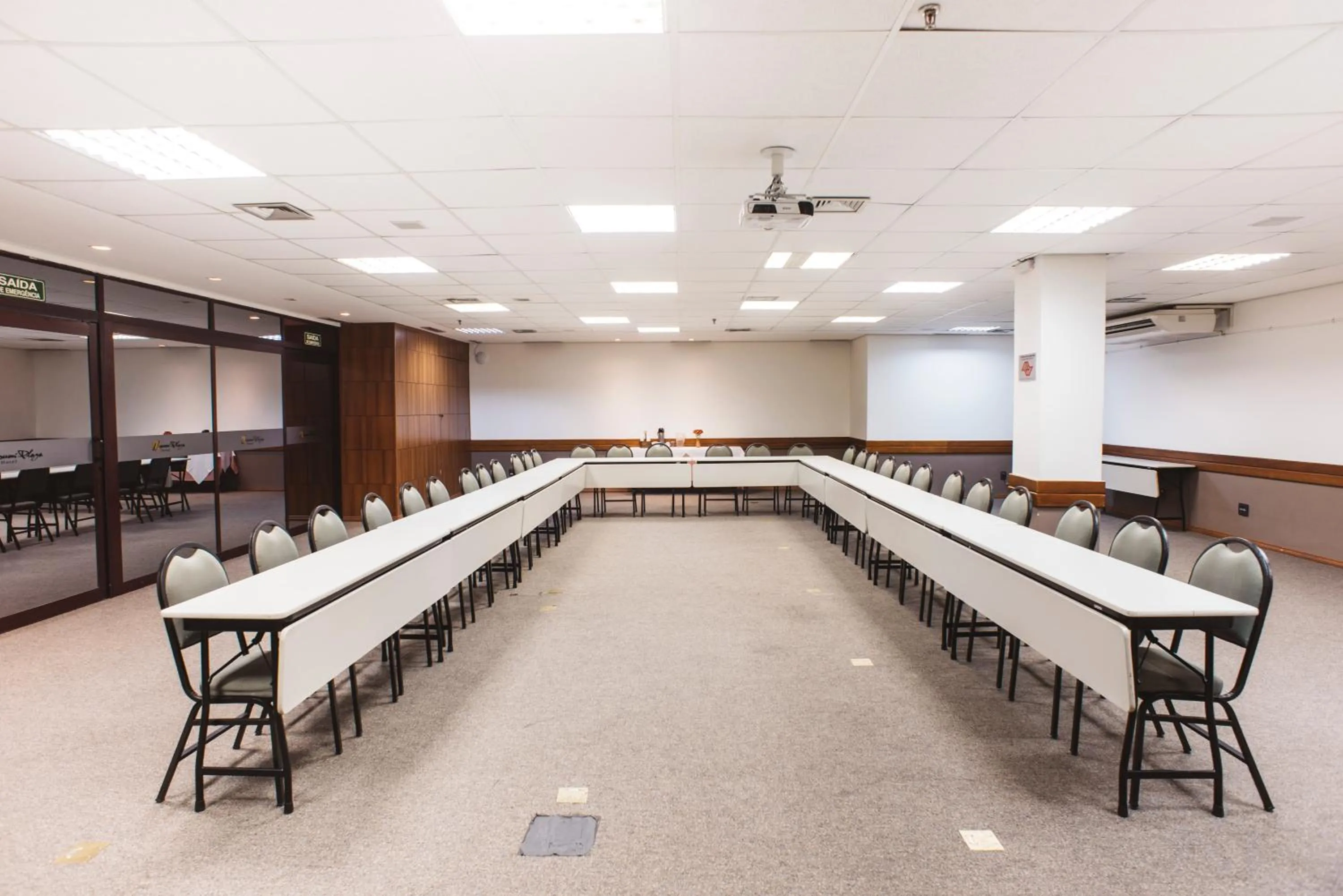 Meeting/conference room in Hotel Golden Park Campinas Cambuí By Nacional Inn