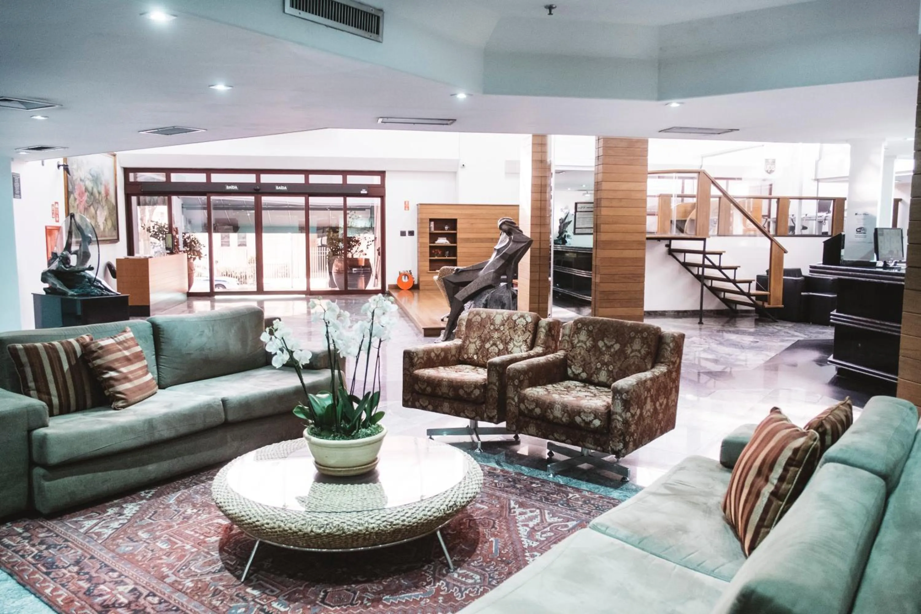 Lobby or reception in Hotel Golden Park Campinas Cambuí By Nacional Inn