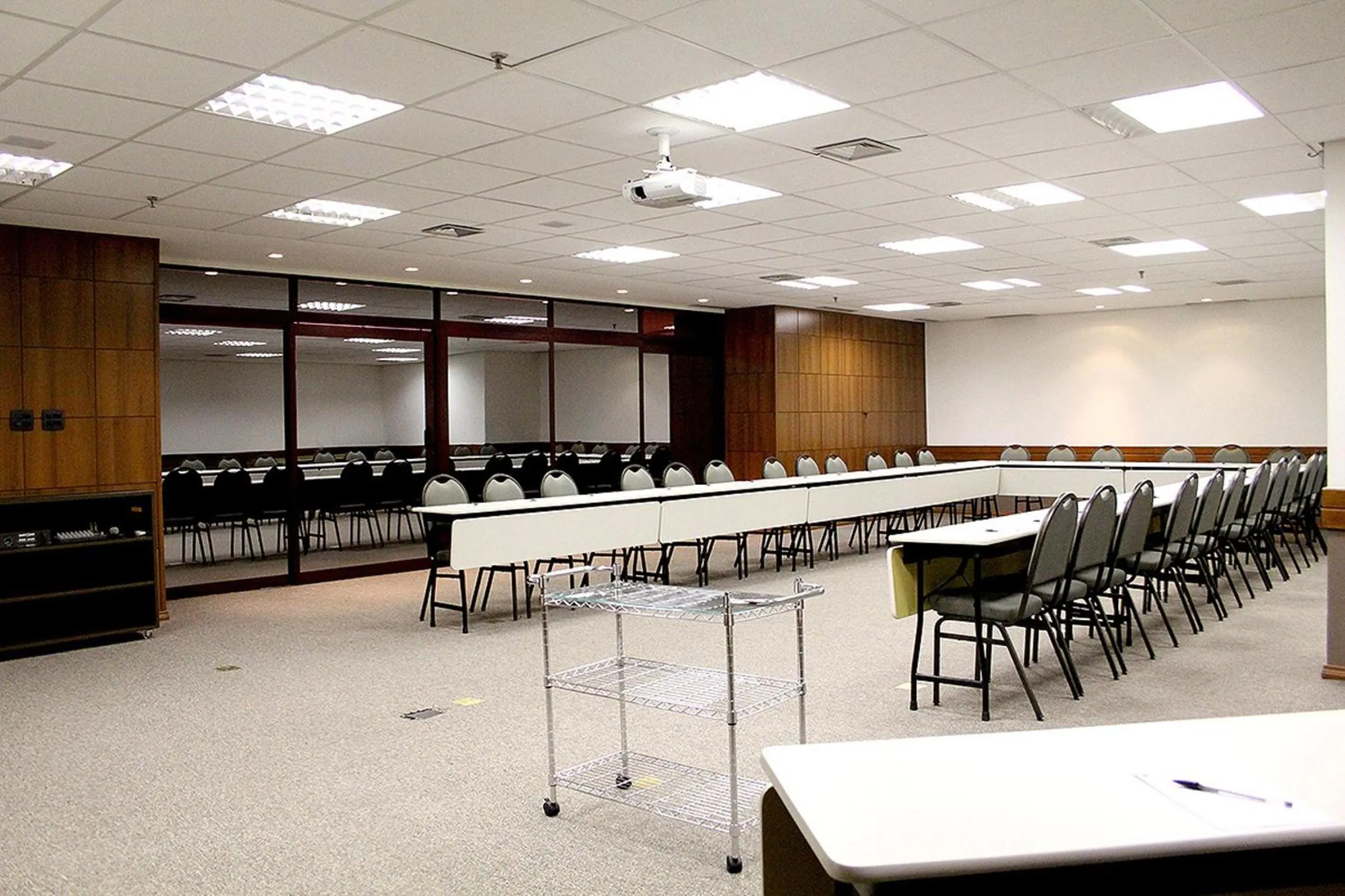 Meeting/conference room in Hotel Golden Park Campinas Cambuí By Nacional Inn