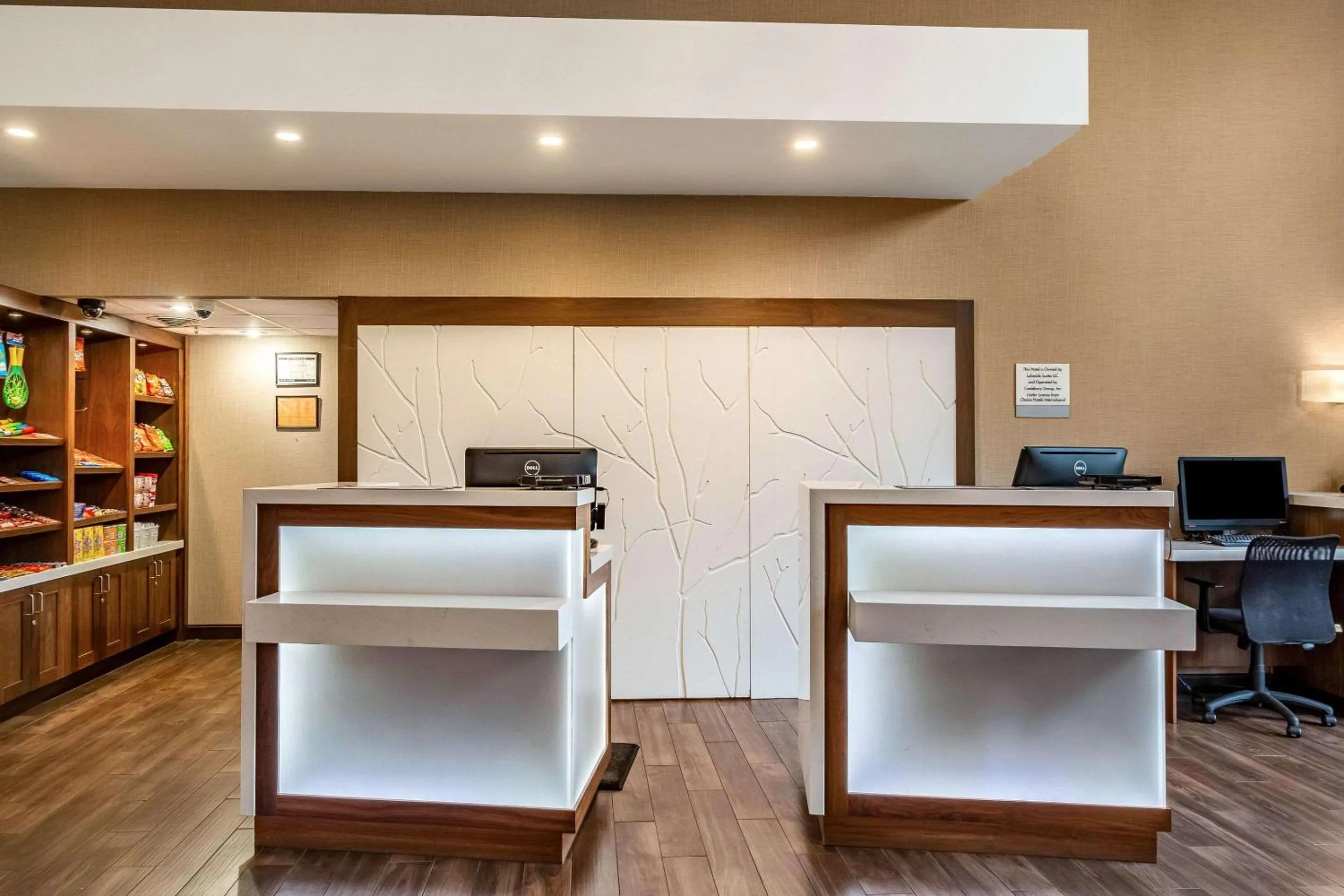 Lobby or reception in Clarion Hotel Portland International Airport
