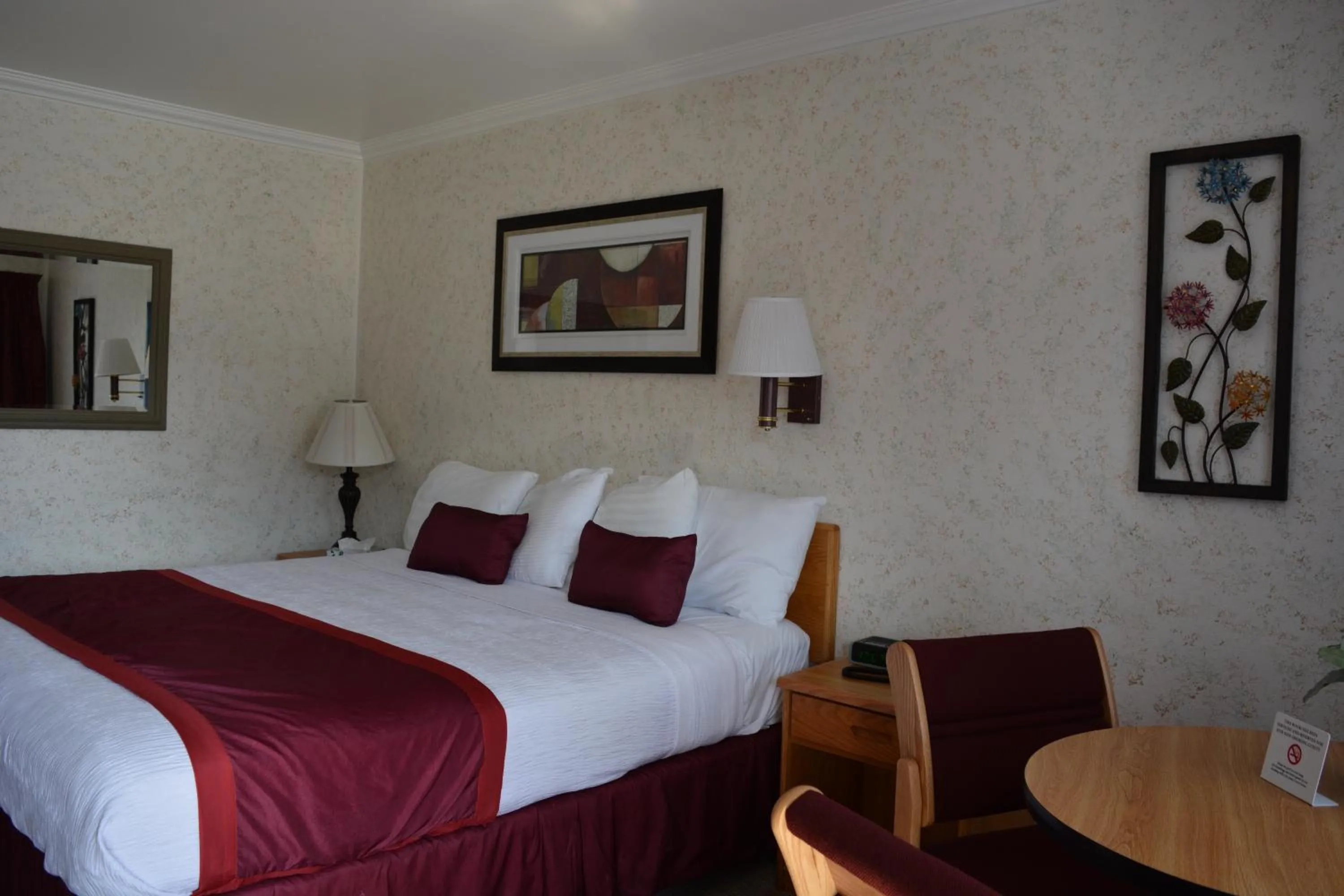 Bed in Travelers Inn