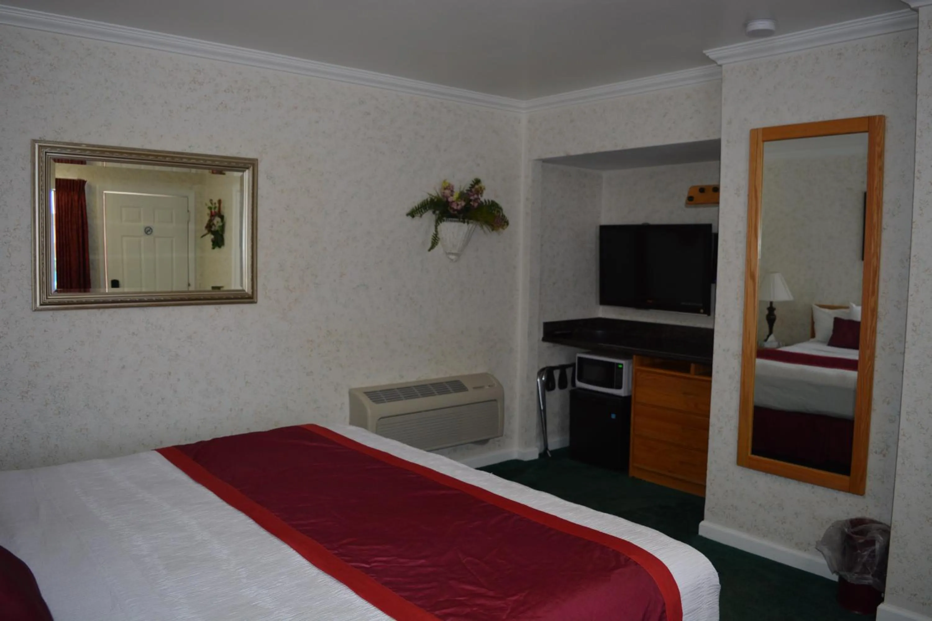 Photo of the whole room, Bed in Travelers Inn