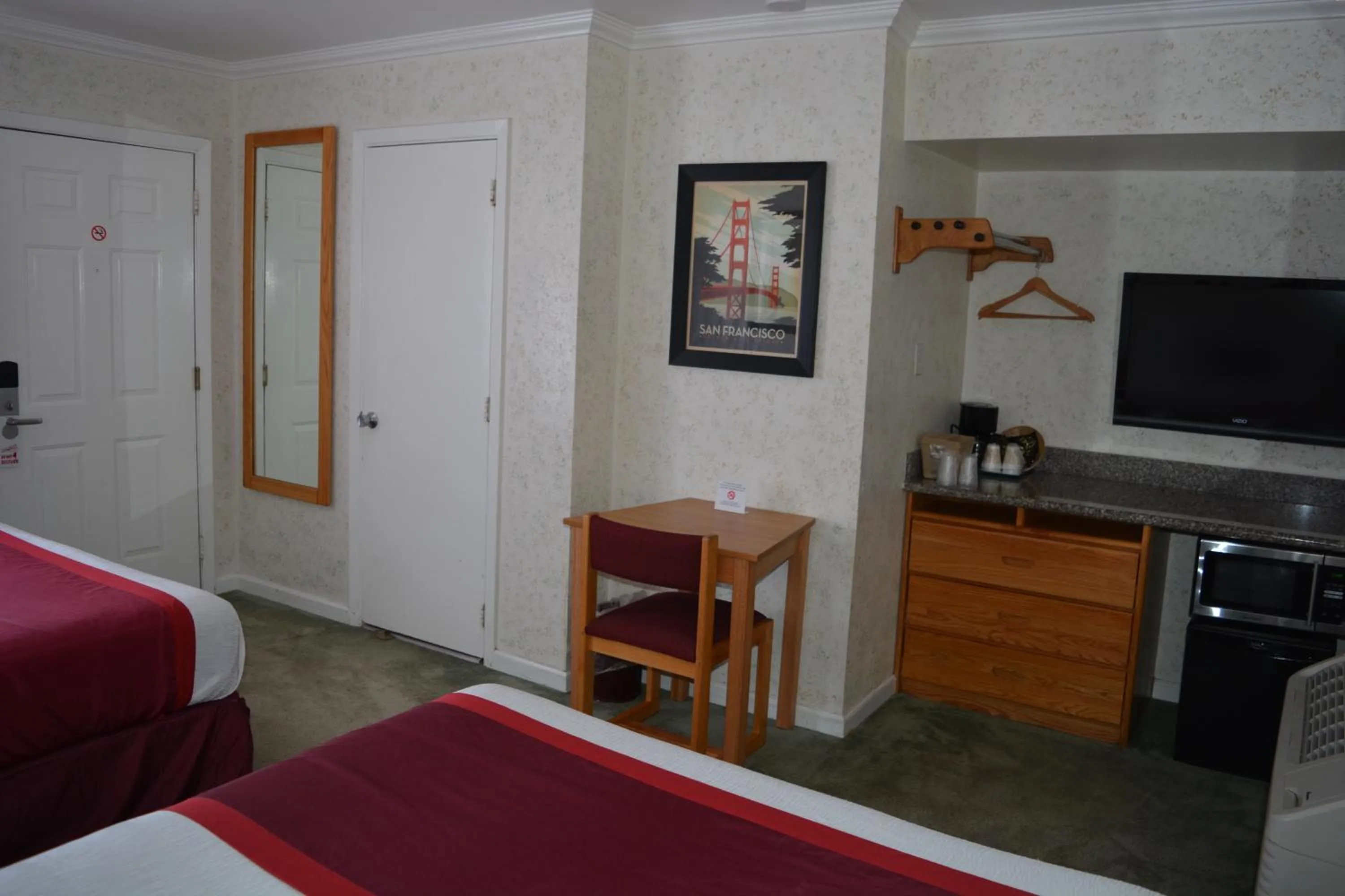 Photo of the whole room, Bed in Travelers Inn
