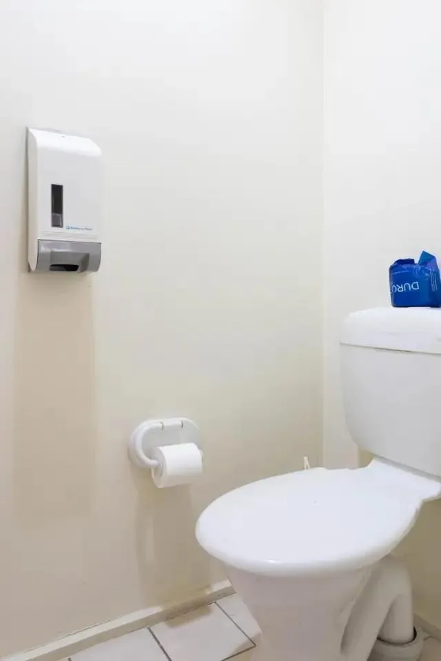 Bathroom in Lamplighter Motel