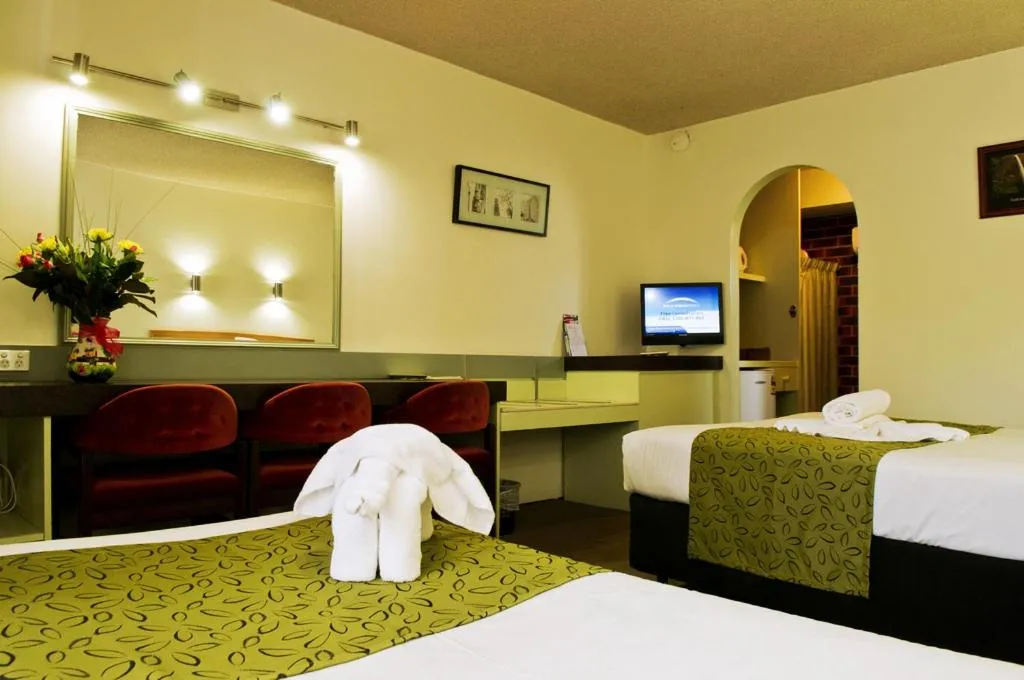 Bedroom in Lamplighter Motel