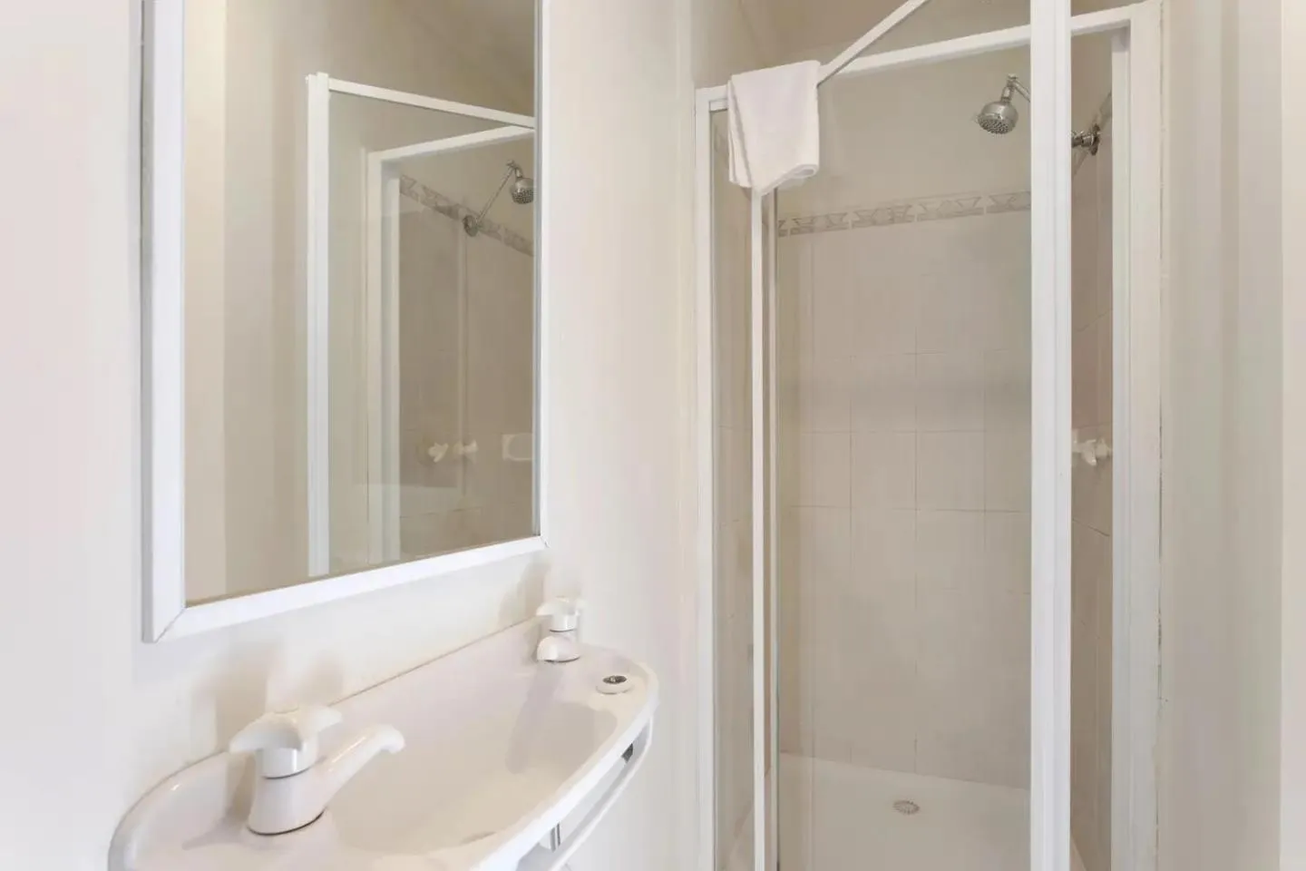 Bathroom in Lamplighter Motel