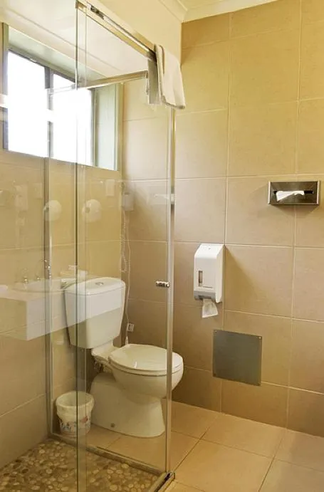 Bathroom in Lamplighter Motel