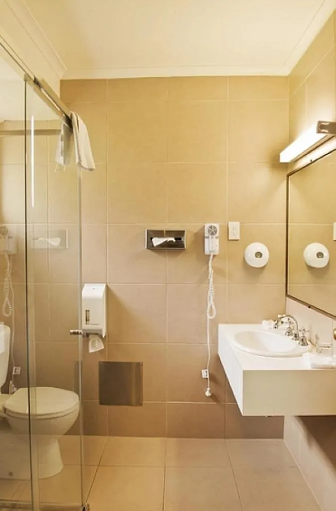 Bathroom in Lamplighter Motel