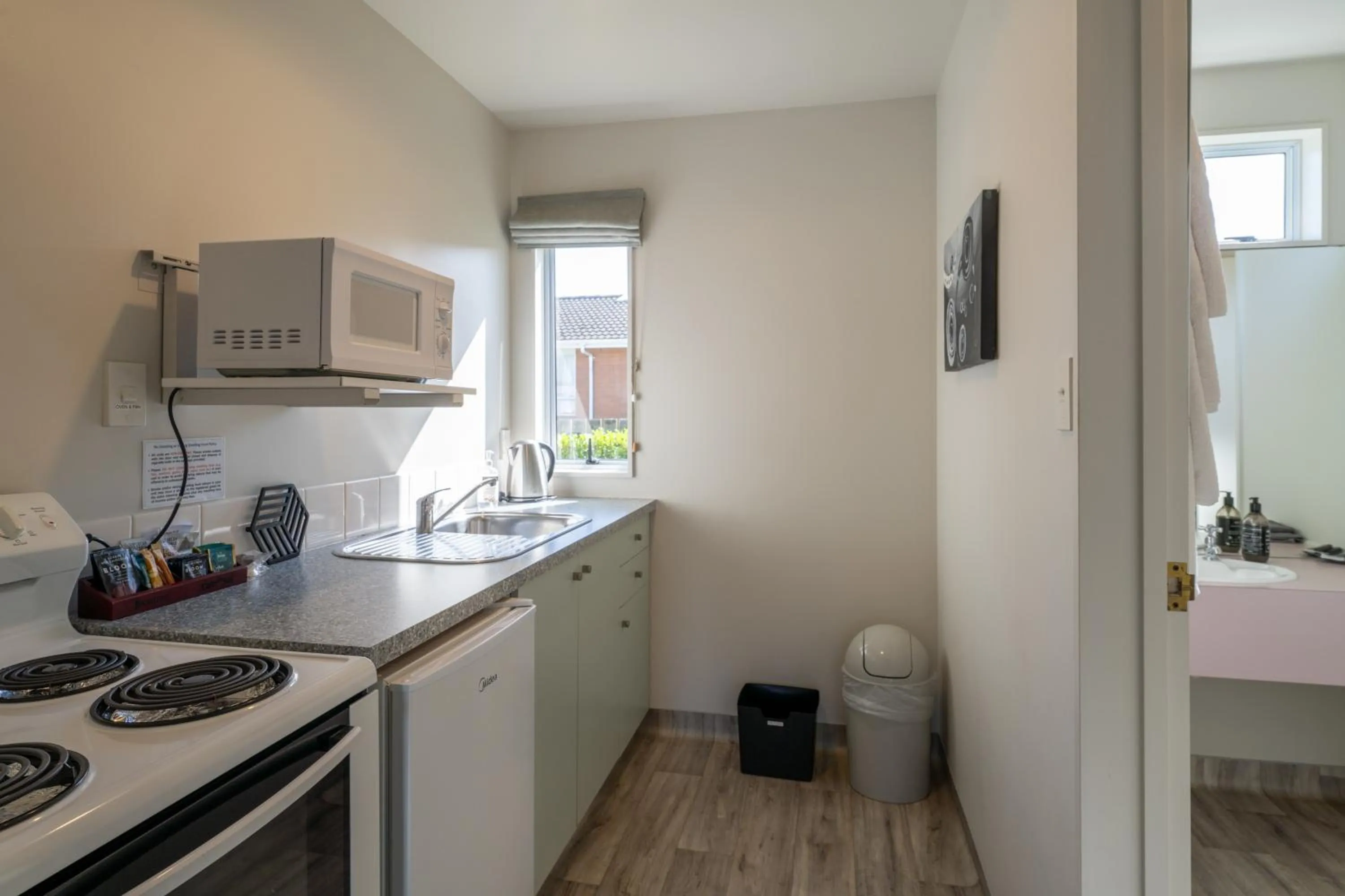 Kitchen or kitchenette in ASURE Gables Motor Lodge