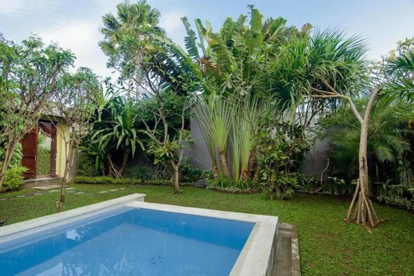 Swimming pool in Mawar Estate by Villas Direct Bali