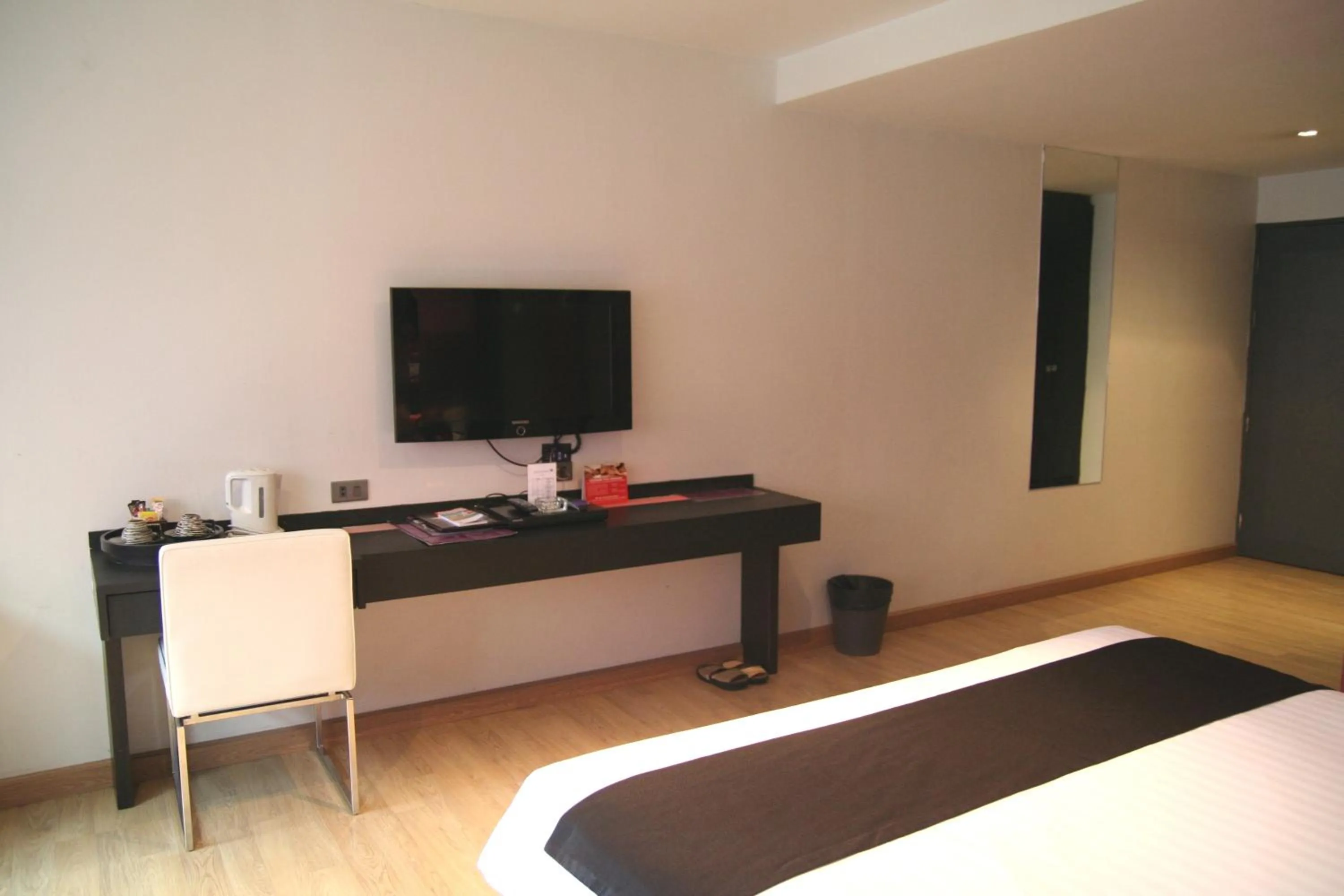 TV and multimedia, Bed in Grand Inn Hotel