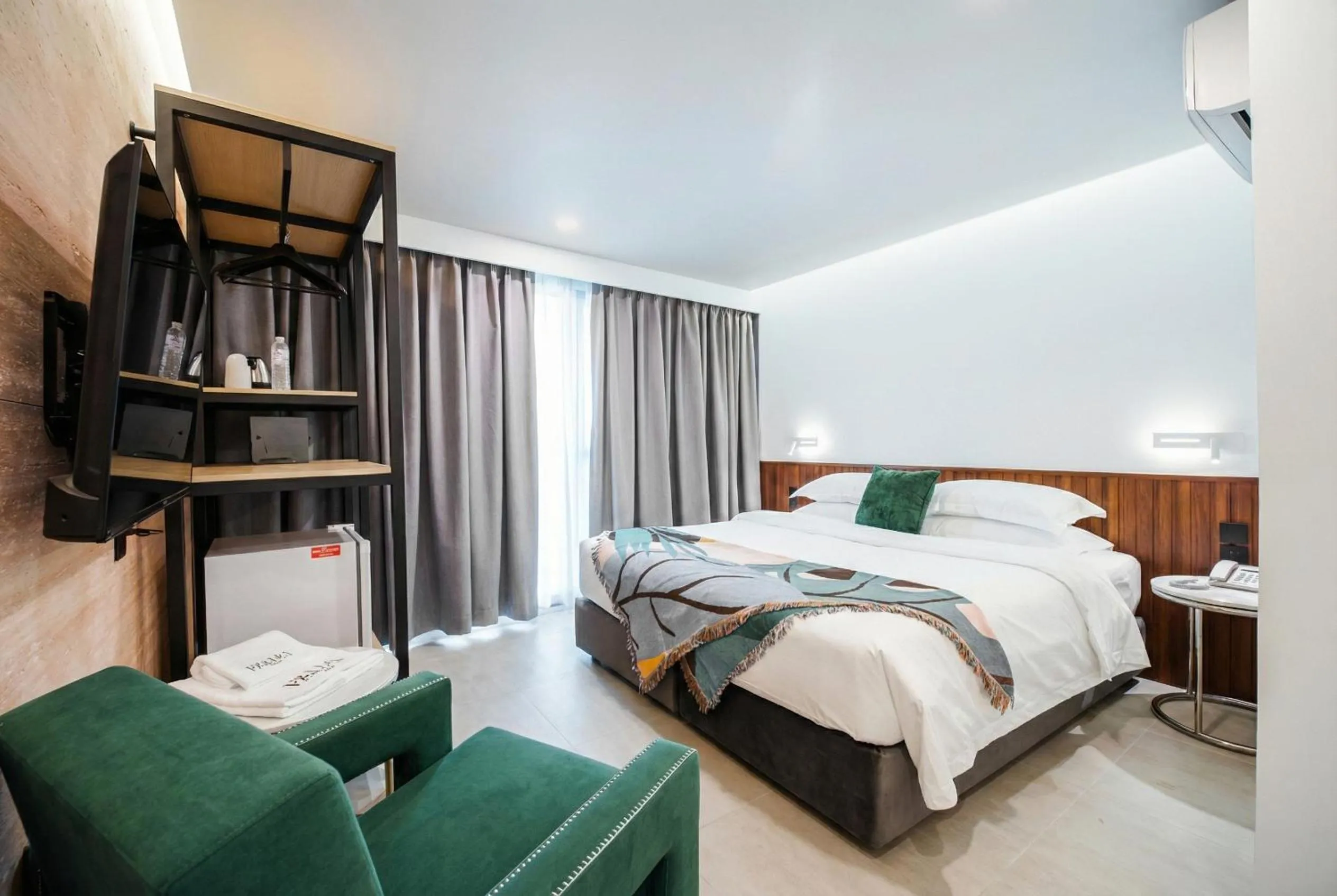 Seating area, Bed in Grand Inn Hotel